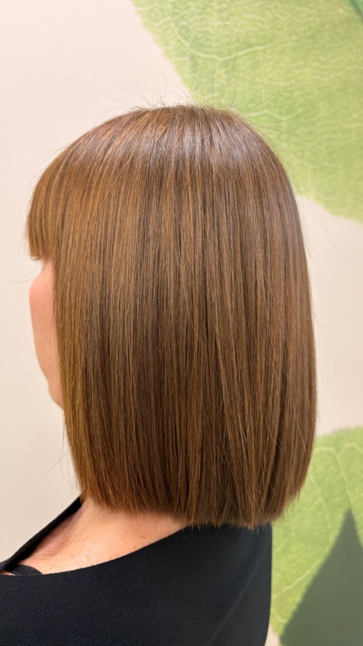 SOGNI PER MESI CAPELLI IMPECCABILI SENZA SFORZO? ✨
Oggi vi mostro la magia di Keratin Miracle, il trattamento alla cheratina ultra-disciplinante e stirante che trasforma la chioma.
Cosa fa: Elimina il crespo, riduce il volume in eccesso e regala un liscio setoso.
Il risultato: Capelli visibilmente più sani, lucidi e facili da gestire a casa.
Durata: Mesi di perfezione, addio piastra ogni mattina!
Guarda l’incredibile brillantezza finale... la differenza si sente al tatto! 💆♀️✨
#tricovitaparrucchieri #maipiùsenza #parrucchierecastelleone #CapelliLuminosi #CapelliSani