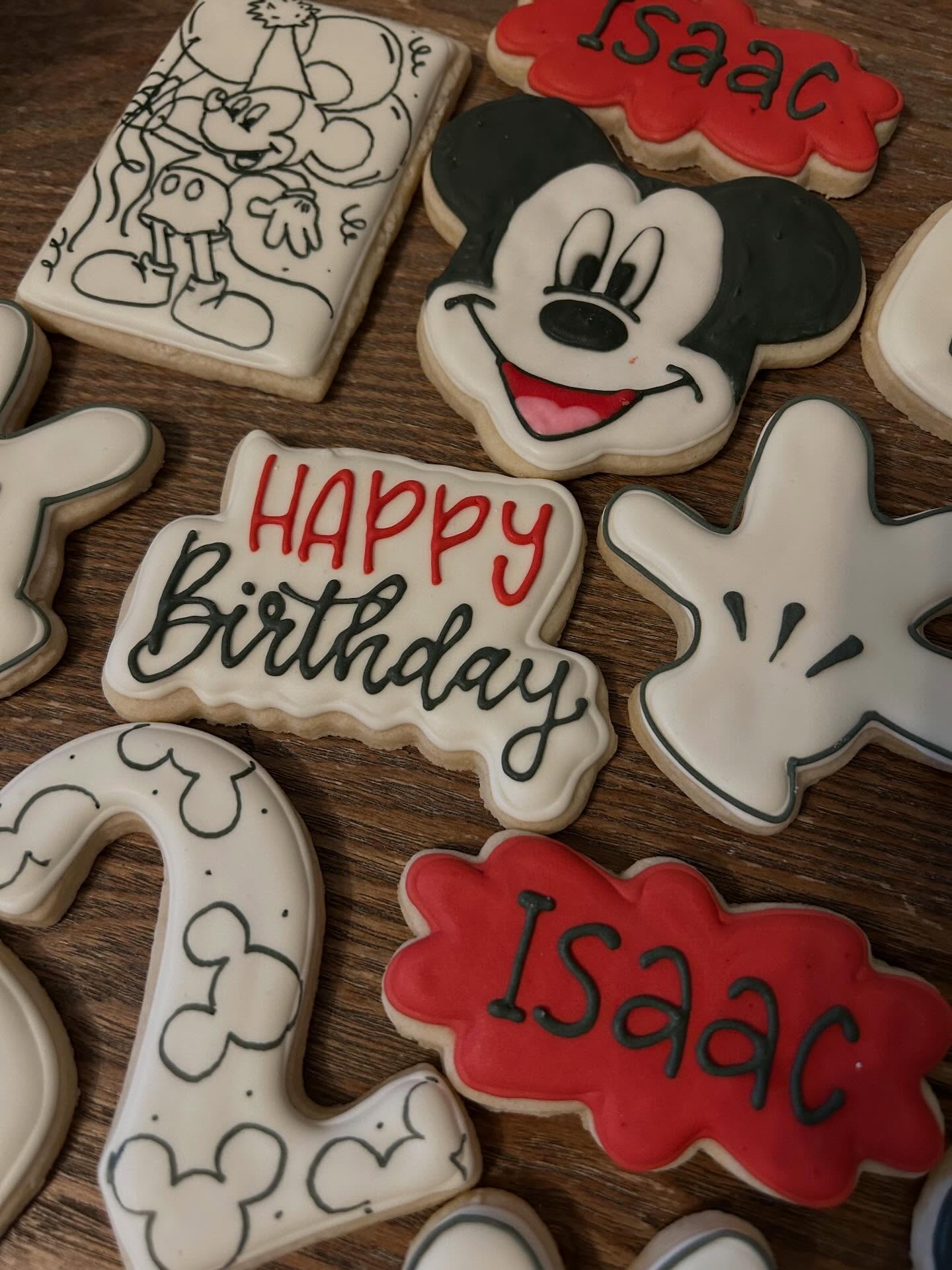 Isaac is TWO-dles!! 🐭✌️
#royalicingcookies #sugarcookies #mickeycookies #ohtwodlescookies