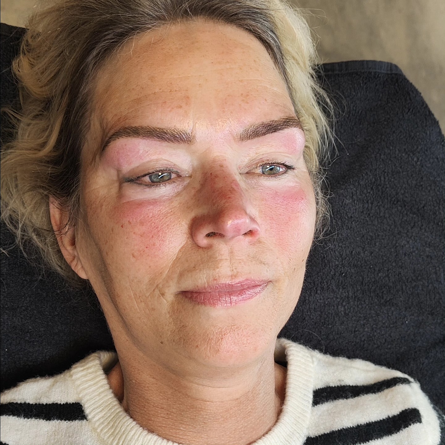 🔥 Nano brows 🔥 Swipe naar rechts voor before.
De warmte van de kleur neemt nog af en wanneer de wenkbrauwen genezen zijn is de kleur ook zachter/lichter.
Voor de wenkbrauwen is er keuze uit verschillende technieken, samen kijken we naar de meest geschikte techniek voor jou.
Wil je graag meer informatie en/of een afspraak maken, stuur dan even een email naar prettybyroos@gmail.com of app naar 0630103131.
Of boek makkelijk en snel online:
https://prettybyroos.boekingapp.nl
Kosten: 325 euro inclusief nabehandeling na 6 weken.
www.prettybyroos.nl
📌 Wolvega
#browmaster #permanentemakeup #permanentmakeup #makeup #eyebrows #hairstroke #hairstrokes #microblading #nanobrows #powderbrows #eyeliner #lips #pigment #pigmentation #tattooshop #tattoo #tattoos #oudehaske #friesland #thenetherlands #joure #sneek #heerenveen #leeuwarden #wolvega #wakeupwithmakeup