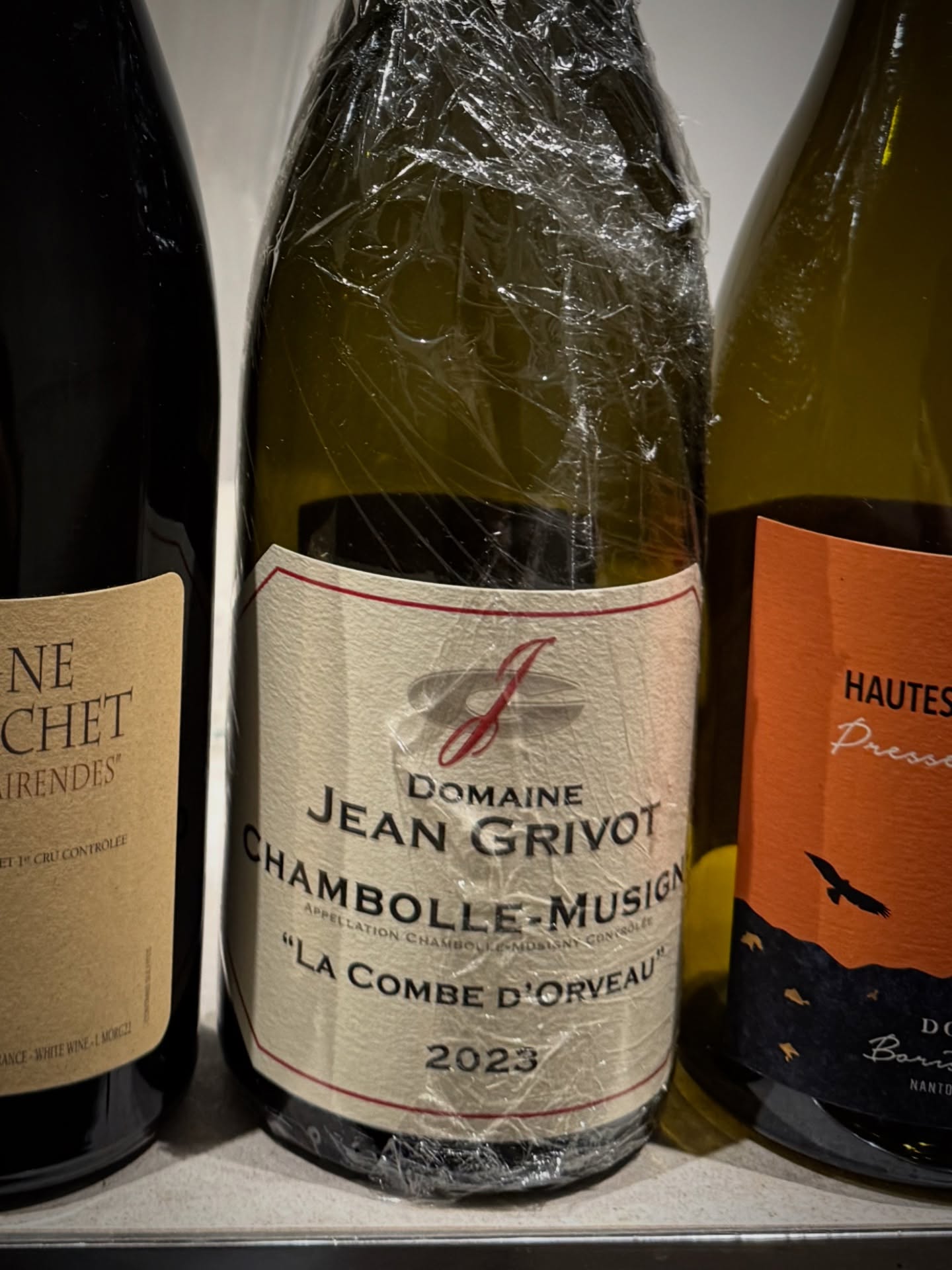 Merci à @saecoeva pour ce choix merveilleux, qui m’a permis de déguster ensemble le Chambolle‑Musigny La Combe d’Orveaux 2023 de Domaine Jean Grivot.
Cette parcelle est très particulière : elle se situe à Chambolle‑Musigny, au‑dessus du Clos de Vougeot et à proximité immédiate du Musigny Grand Cru. Dans de nombreux millésimes, sa complexité dépasse largement celle des villages classiques, ce qui amène beaucoup de personnes à la considérer comme une « quasi-premier cru » ou « quasi-grand cru ».
Son sol est composé principalement de calcaire, avec une petite proportion d’argile et des pierres concassées, offrant un excellent drainage et permettant aux racines de pénétrer profondément dans les fissures. La parcelle se situe entre 250 et 300 mètres d’altitude, orientée à l’est, et la nuit, l’air froid descend des hauteurs, augmentant l’écart de température entre le jour et la nuit, ralentissant la maturation des raisins et favorisant une acidité élevée. L’acidité lumineuse, les saveurs fraîches et vives des fruits rouges sont enveloppées d’un parfum de violette, ce qui m’a profondément impressionné dès la première gorgée.
L’année 2023 en Bourgogne est généralement considérée comme un millésime équilibré et réussi. Bien que le climat ait été variable, les raisins ont mûri correctement dans de nombreux domaines, avec une acidité adéquate, des arômes nets et des vins marqués par des fruits frais et un style élégant. Comparé à certains millésimes extrêmes, 2023 tend vers la fraîcheur, l’équilibre et l’accessibilité.
La Combe d’Orveaux 2023 offre au nez des notes charmantes de violette, pivoine et framboise, un corps moyen plutôt léger, des tanins très fins, une acidité brillante et une finale légèrement saline et épicée, avec une belle structure. C’est le moment idéal pour le déguster.
Parfois, des clients me demandent si un vin est trop jeune pour être bu. Je pense que tant que le vin n’est pas en période de fermeture et peut être ouvert normalement, il n’y a pas de notion de « trop tôt » pour apprécier un grand vin. C’est un peu comme contempler la vie d’une personne belle : nous admirons simplement la beauté à différentes étapes😍
#bourgogne #chambollemusigny