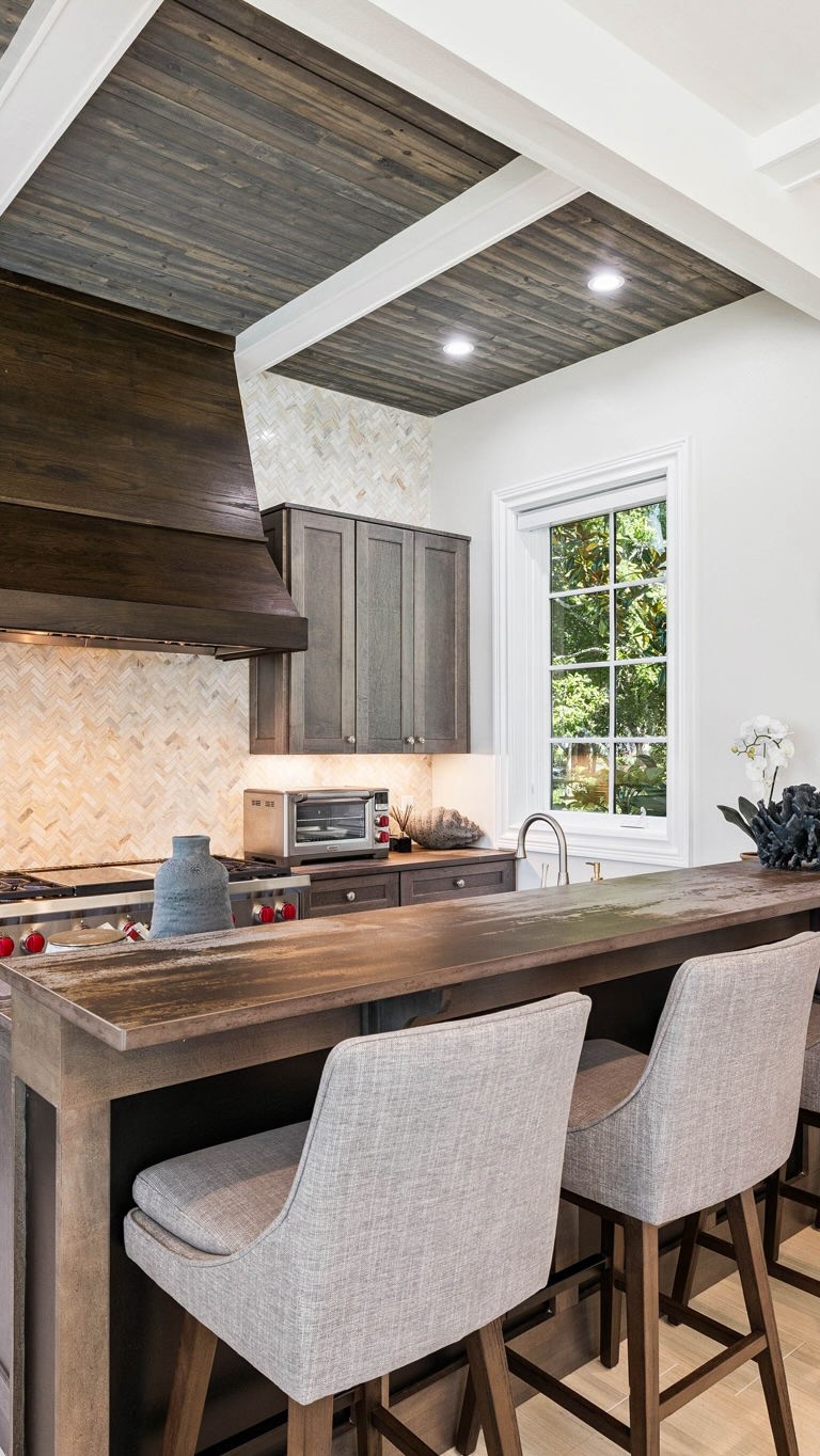 Designed around our client’s lifestyle and vision. From layout to finishes, every detail in this kitchen renovation was carefully chosen to create a space that’s both beautiful and functional.
#interior #interiordesign #kitchen #renovation #designtips