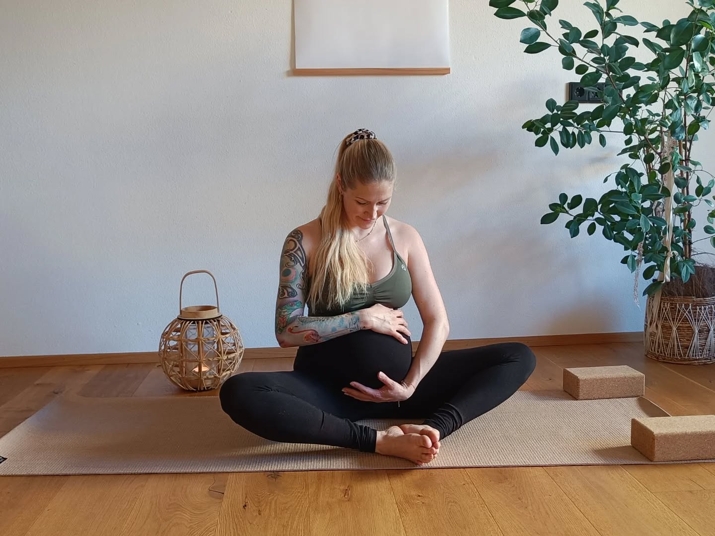 Yoga in der Schwangerschaft - 3 sanfte Yogaübungen für jedes Trimester🤰🏼
Schwangerschaft ist Veränderung – körperlich wie emotional. Yoga kann dich in dieser besonderen Zeit begleiten, ohne zu überfordern. Die folgenden drei Übungen sind sanft, sicher und in jedem Trimester praktizierbar (sofern du dich wohlfühlst und medizinisch alles unauffällig ist).
1. Schmetterling (Baddha Konasana)
Eine wunderbare Übung, um die Hüften zu öffnen und den Beckenraum bewusst wahrzunehmen.
So geht’s:
Im aufrechten Sitz bringst du die Fußsohlen zueinander, die Knie sinken entspannt nach außen. Halte deine Füße oder lege die Hände auf den Bauch. Spüre die Verbindung zu deinem Baby – mit jedem Atemzug etwas mehr Weite.
2. Seitdehnung im Sitz
Schafft Raum für deinen Atem.
So geht’s:
Im aufrechten Sitz hebst du einen Arm über den Kopf und neigst dich sanft zur Seite. Wechsle ruhig die Seiten und bleibe in einer weichen, fließenden Bewegung.
3. Katze–Kuh
Diese fließende Bewegung mobilisiert deine Wirbelsäule und entlastet Rücken und Schultern – besonders wohltuend bei Verspannungen.
So geht’s:
Im Vierfüßlerstand mit etwas Abstand zwischen den Knien. Einatmend hebst du sanft Herz und Blick (Kuh), ausatmend rundest du weich den Rücken (Katze). Fließe in deinem Atemrhythmus – ohne Druck, ganz bei dir.
Diese Übungen schenken dir Beweglichkeit, bewusste Atmung und kleine Inseln der Ruhe im Alltag. Höre immer auf deinen Körper – er weiß in dieser Zeit ganz genau, was gut für dich ist. 💛
.
.
#schwangerschftsyoga #yogawellbeing #Reithimalpbachtal #pregnanyyoga #inbalance