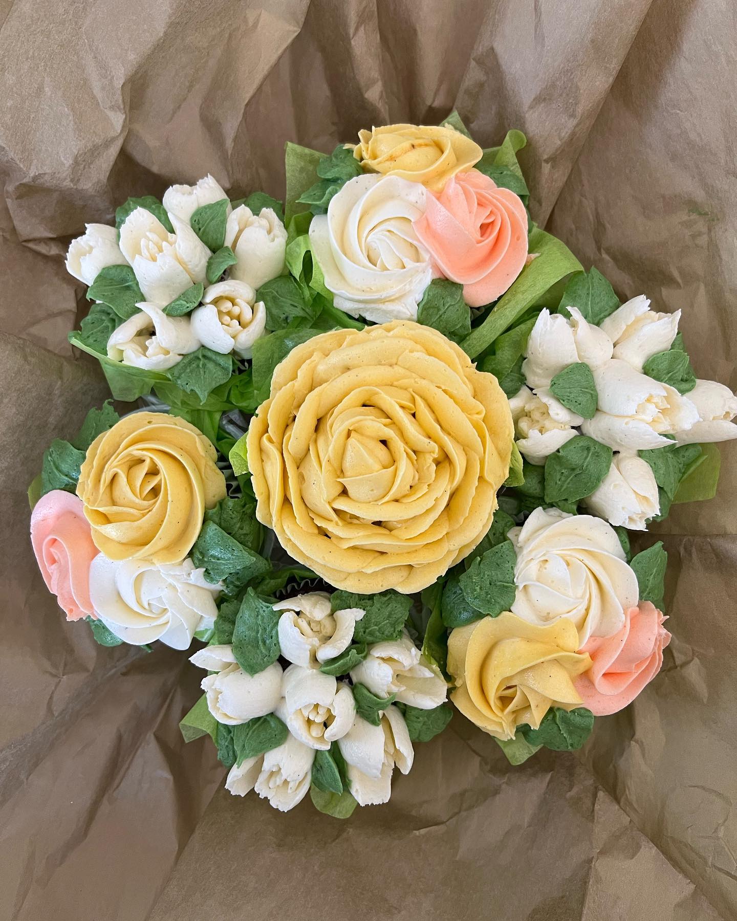 Peach and yellow are our new favourite bouqcake colour combination 🌼
#cupcakes #bouqcakes #cupcakebouquet #flowercupcakes