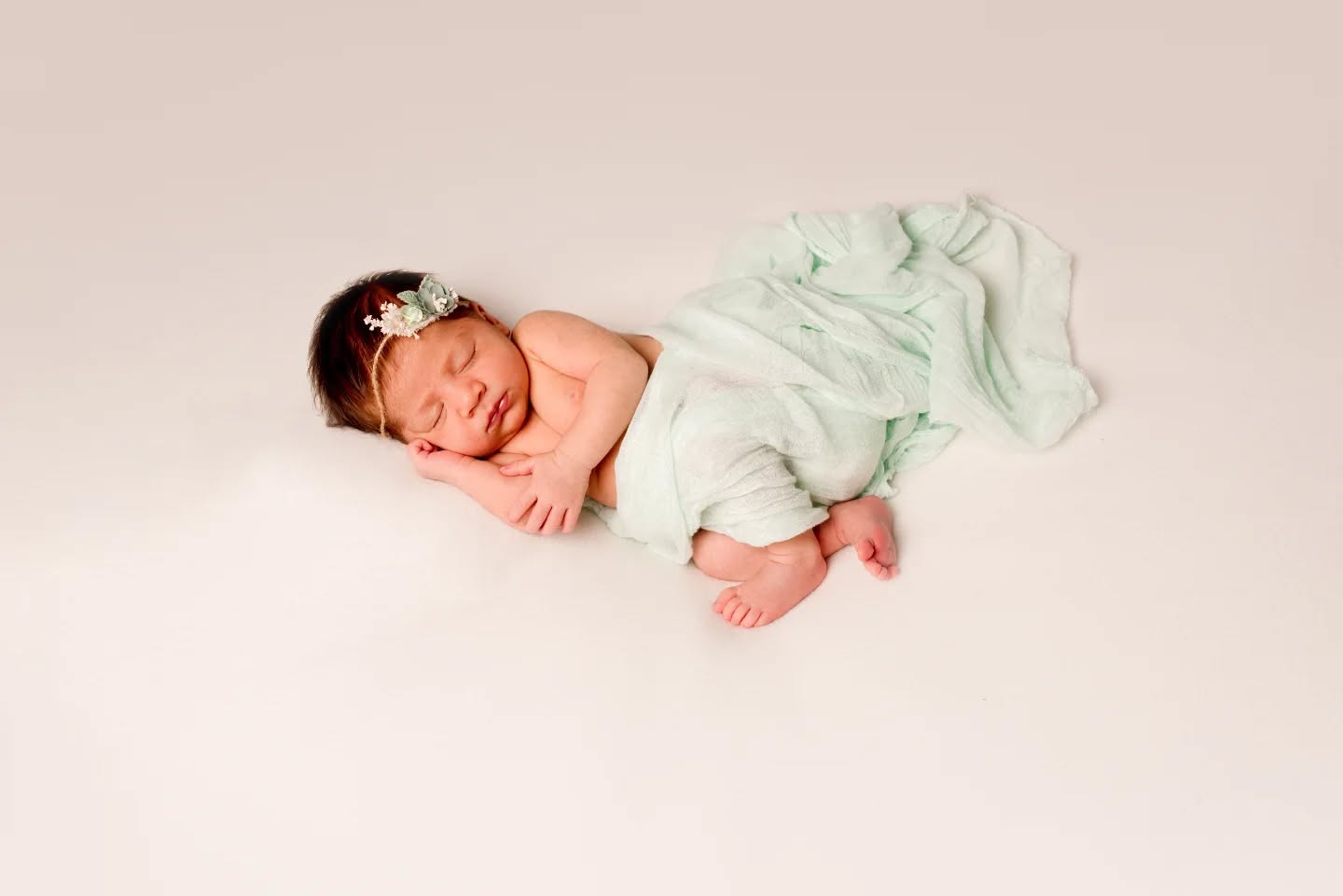 BABY LOVE 💚
La photographie de nouveau-né permet de figer ces instants précieux pour toujours. Et d'illustrer un bout de votre vie.
📸 Un souvenir tendre que vous pourrez regarder encore et encore, et transmettre plus tard à votre enfant qui les gardera pour les transmettre aux prochaines générations.
Si vous attendez un bébé ou si votre tout-petit vient de naître, c’est le moment idéal pour réserver votre séance.
📅 Les séances nouveau-né se réalisent idéalement dans les 15 premiers jours de vie.
📩 Réservation directement via mon site internet : www.josephinebotphotographie.com
Je serai ravie de créer pour vous ces souvenirs intemporels 📸✨️
#photographenouveaune #photographebébé #photographefamille #souvenirsdefamille #babygirl