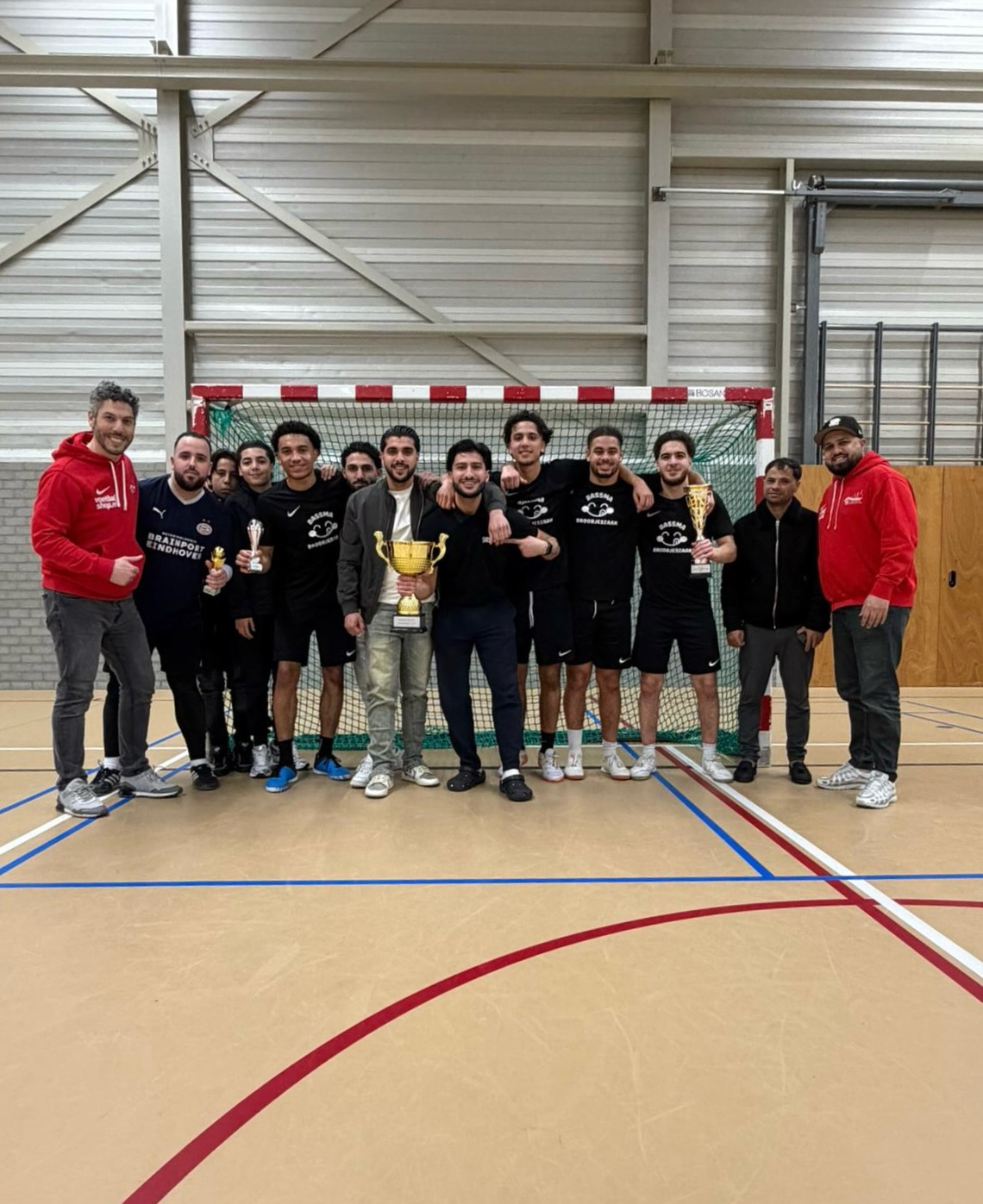 Terugblik: 7e editie Gorcumse Ramadan cup 🏆
Wat een avond! Tijdens de Gorcumse Ramadan Cup streden teams uit de regio in Sporthal De Hoefslag om de felbegeerde wisselbeker. Met mooie acties, volle tribunes en een geweldige sfeer was het opnieuw een editie om niet te vergeten.
🏆 Winnaar: Lunchroom Bassma
🥈 2de: Gorinchem Spor
⭐ Beste speler: Samuel Scholsberg
Benieuwd naar alle winnaars, hoogtepunten en de video met de mooiste momenten van het toernooi?
👉 Lees de blog op onze website.
#StichtingBoukie #RamadanCup #Gorinchem #Zaalvoetbal #terugblik