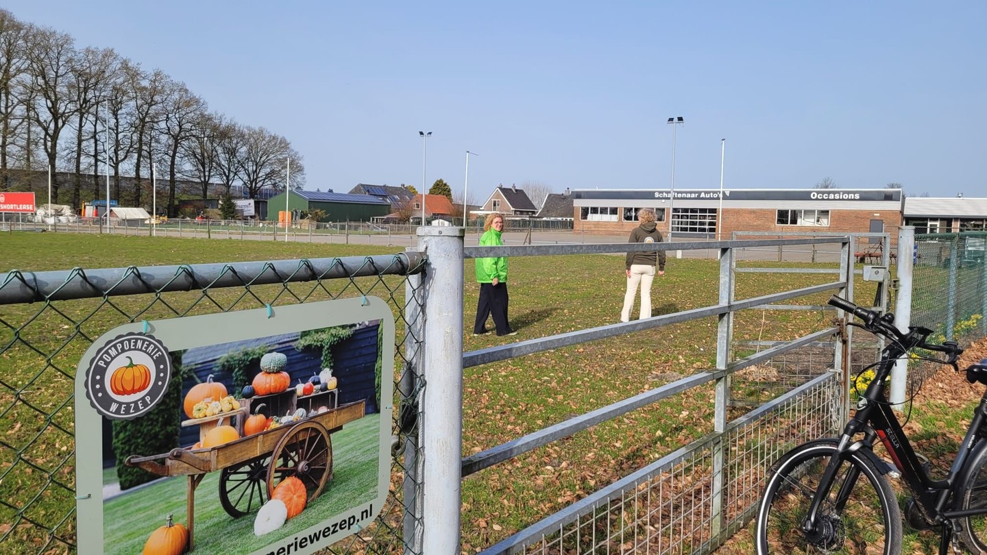 Pompoenen kweken, machines bouwen en alles zelf doen. Alie en Jeannette brachten een bezoek aan Harmke Puttenstein van de Pompoenerie in Wezep en zagen hoe een hobby uitgroeide tot een volwaardig familiebedrijf. Van zaad tot verkoopkraam, met oog voor de omgeving. Zo'n ondernemer past in een Sociaal & Duurzaam Oldebroek! 🎃
Meer lezen? Kijk op onze website!