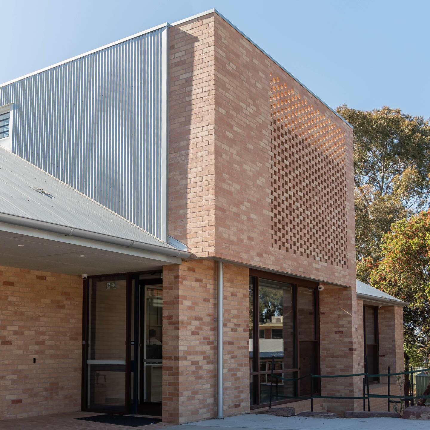 With hit-and-miss and protruding brickwork, the new administration building at Heathmont East Primary Schools features a dynamic facade creating a playful environment
