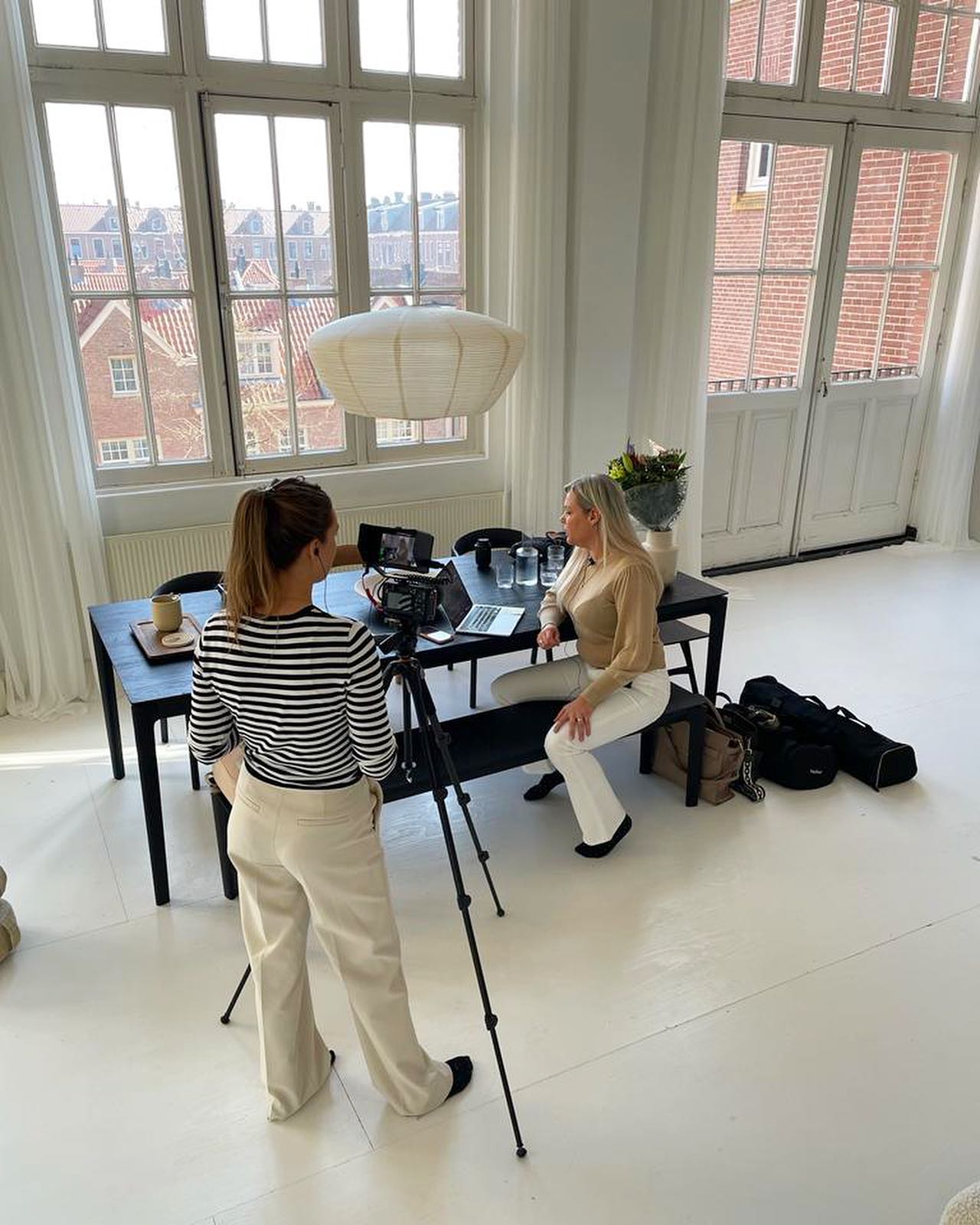 Bewegend beeld trekt meteen de aandacht! Dus heb je wel eens gedacht aan een brandvideo waarin jouw potentiële klanten binnen 1 minuut zien en horen wat jij voor ze kunt betekenen? Een die aansluit bij jouw stijl, werkwijze en doelgroep. Om te delen op social media of als header op je website. Een tijdje terug heb ik zo’n brandvideo opgenomen met @m_stylingstory in de stijlvolle studio van @atelieroost.amsterdam. Resultaat volgt snel! Geïnteresseerd? Neem vooral contact op en ik denk met je mee hoe we jouw identiteit en boodschap overtuigend in beeld kunnen brengen.