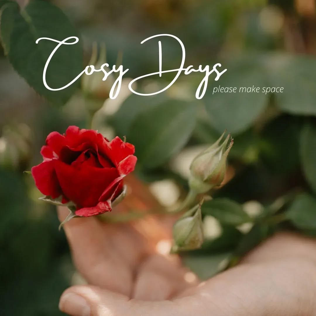 Cosy Days? Gemütliche Tage?
So heißt eine Notiz auf Miris Handy. Erstellt hat sie die 2021 um sich bewusst Raum & Ruhe für ihre Menstruation zu schaffen - 'please make space' 😊
Jedenfalls ist 2022 wieder mal eine Freundin auf Miri zugekommen und hat sich über ihre Tage beschwert. Dadurch ist dann der erste Workshop entstanden.
Bzw. eigentlich gleich Zwei! Der Erste war so schnell ausgebucht, dass wir direkt einen Zweiten gemacht haben. Ebenfalls ausgebucht. Das war mega!
Seitdem gibt es diesen Workshop jedes Jahr.
Also auch heuer 😜
Und die aller erste Anmeldung ist auch schon wieder da 😍😍😍
Anmeldung via Link in Miris Bio 🤗
Fragen direkt an uns 📧📲🕊️ oder Rauchzeichen 🤣
ACHTUNG! Neues Datum: 24. August! (NICHT 31.8.)
