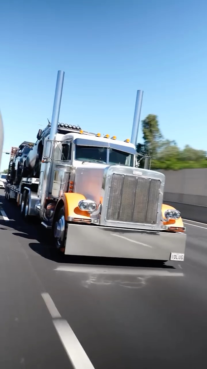 Such a surreal moment bumping into our first ever show, both trucks loaded up on the back of the Peterbilt, rolling down the highway in style.
Definitely come down and check out the rigs this Friday to Sunday stand A105 out on the oval at the Brisbane National @4x4show . Let’s have a chat about your next build and I can answer any questions you may have. We have @bajadesigns.au , @gwrks , @alucab_australia , @outbackkitters all on display for you to look, touch, feel and talk about getting fitted to your vehicle.
#peterbilt #alumiduty #chevnation #peterbiltworld #nextleveltrucks
