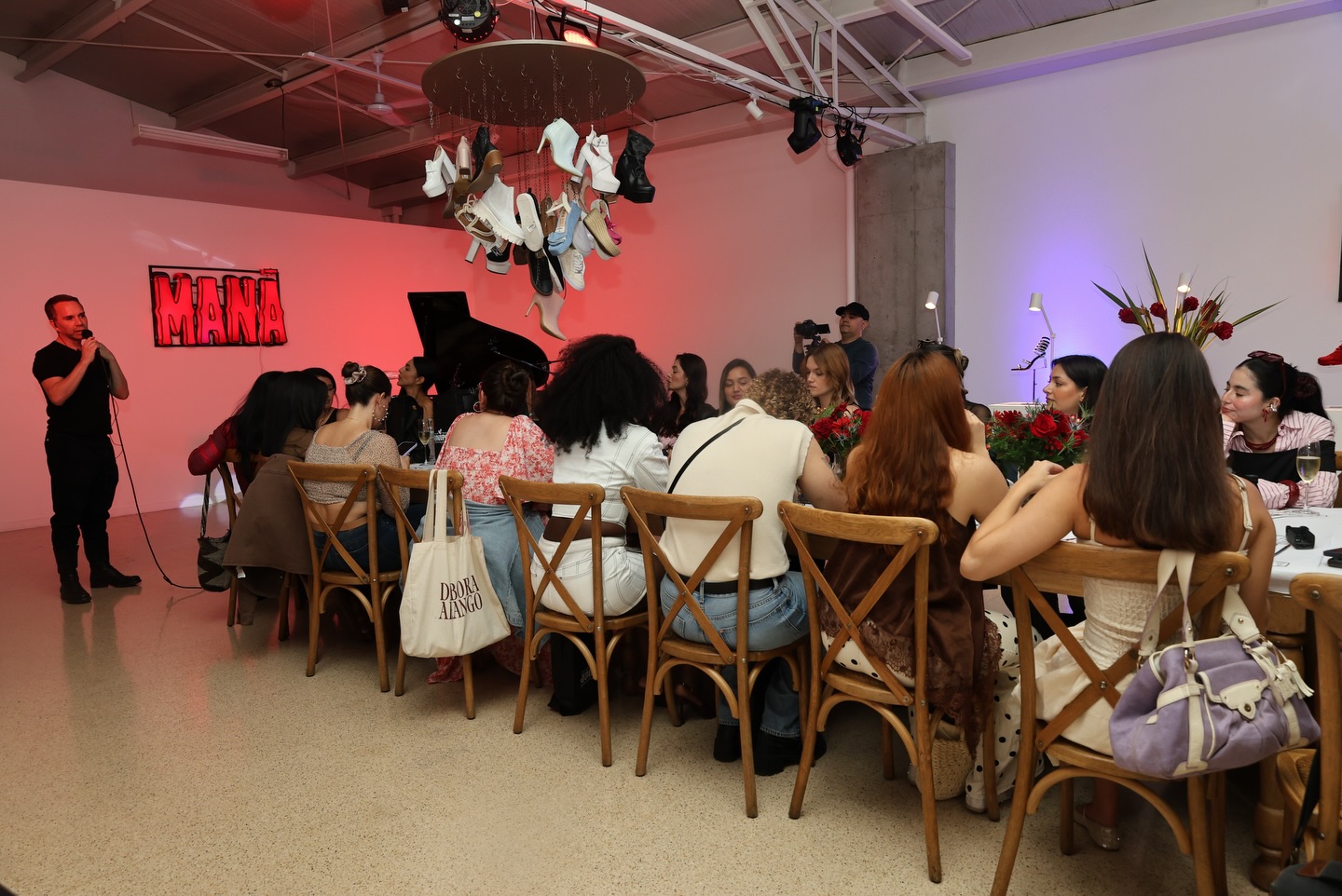 ▪️ Lanzamiento de la marca @calzadomanaco
▪️ Lugar: @galeriaelcoleccionista @barriocolombiadistritoartistas
📌 Nota completa en Bloggaleriadearte.com
La curaduría de la noche fue impecable: desde la frescura botánica de Juniper y la propuesta de bienestar sexual de Sen Íntimo, hasta la comodidad disruptiva de las pezoneras de Libre y la precisión gastronómica japonesa de Kakigori. Todo estaba diseñado para que nosotros, los asistente no fuera un simple espectador, sino parte de una comunidad que valora el detalle y la autenticidad por encima de la tendencia pasajera.