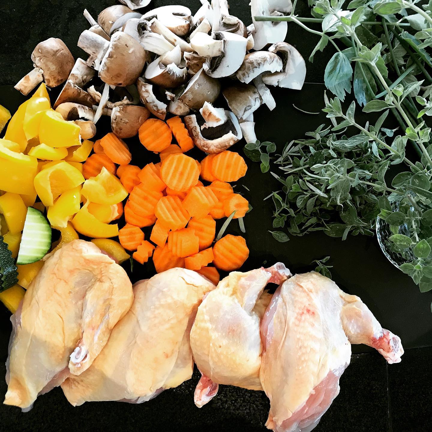 Maishähnchenbrust ohne Knochen, mit Haut und Flügelansatz.
Maishähnchen stammen aus der Familie der Haushühner. ✔️
Ihr Fleisch hat eine besonders intensive Gelbfärbung und intensives Aroma.
Das rührt daher, weil sie überwiegend mit Maiskörnern gefüttert werden.🧐
FACTS☝️
🔝Da die Tiere mit hochwertigem, natürlichem Mais gemästet werden, sind sie weniger anfällig für Krankheiten und ihnen müssen keine Antibiotika verabreicht werden. 😃 Mais ist weniger kalorienreich als konventionelles Futter, so dass die Hühner langsamer wachsen und das Fleisch eine hervorragende Qualität erhält.
Der natürliche Farbstoff im Futtermais sorgt dafür, dass auch das Fleisch und die Haut der Hähnchen eine kräftige gelbliche Farbe annehmen.🔝
www.uhlfleisch.de www.lieblingsmetzger.de
#lieblingsmetzger #uhlfleisch #schallsatdt #fleischessersindbessereliebhaber #bbglove #instafood #freiburg #yummy #foodlogger #handwerk #burgerlove #vommetzger #fleischkauftmannichtbeimdiscounter
#artgerecht #gutgefüttert