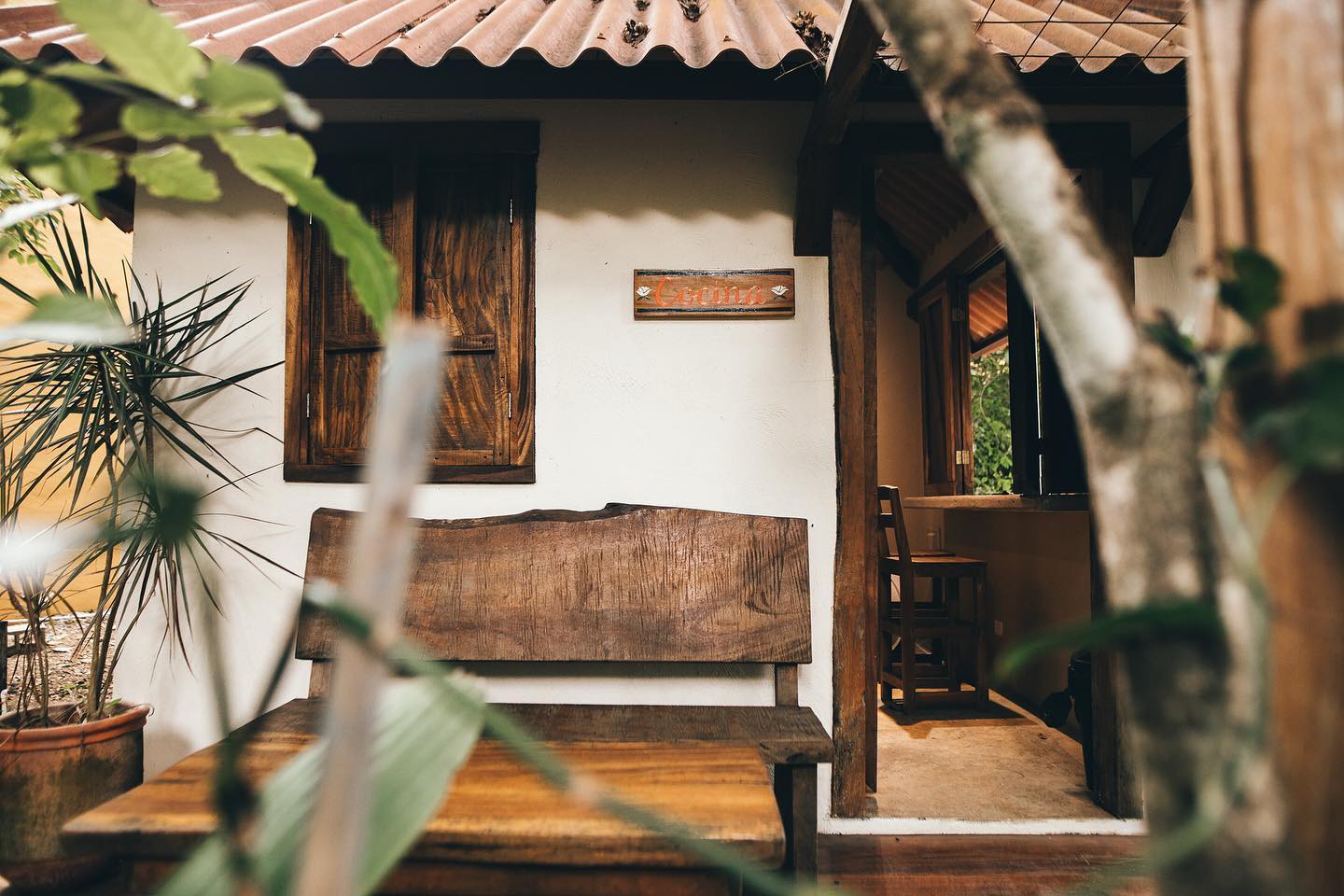 Like to cook even when traveling?
Our guest kitchen overlooks the Pacific and is stocked with all you need to prepare delicious meals. Each cabaña has its own pots, cookware, and utensils, and there’s slices, coffee, and tea!
¿Te gusta cocinar incluso cuando viajas?
Nuestra cocina para huéspedes tiene vista al Pacífico y está equipada con todo lo que necesita para preparar deliciosas comidas. Cada cabaña tiene sus propias ollas, utensilios de cocina y utensilios, ¡y hay rebanadas, café y té!
#lafinca #cambutal #travelingcooks #chefontheroad
#azuero #visitpanama #tropicalkitchen