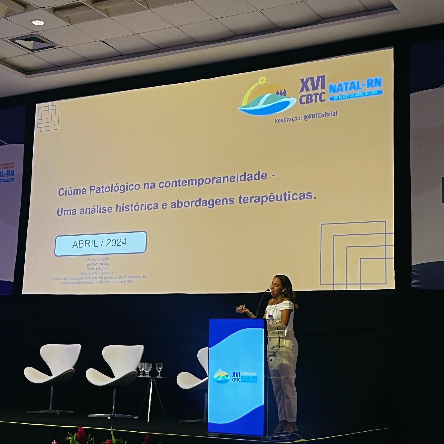 Ontem foi o último dia do Congresso Brasileiro de Terapias Cognitivas e eu não poderia estar mais grata e motivada para entregar o melhor trabalho possível para os meus pacientes!
Nesse congresso eu tive o prazer de apresentar um trabalho que construí com pessoas que foram essências para a minha graduação, minha professora, a qual eu tenho grande admiração, Marcele Carvalho, a Thaís e o Gustavo, que estiveram comigo durante todo o período de estágio clínico!
Além disso, consegui reencontrar pessoas incríveis, como a Sacha, que fez um trabalho incrível comigo enquanto estudante e estagiária e conhecer grandes nomes da psicologia!
Extremamente feliz com o que eu vivi no congresso e com um amor ainda maior pelo meu trabalho ❤️
#cbtc #fbtc #congresso #psi #psicologiaclínica