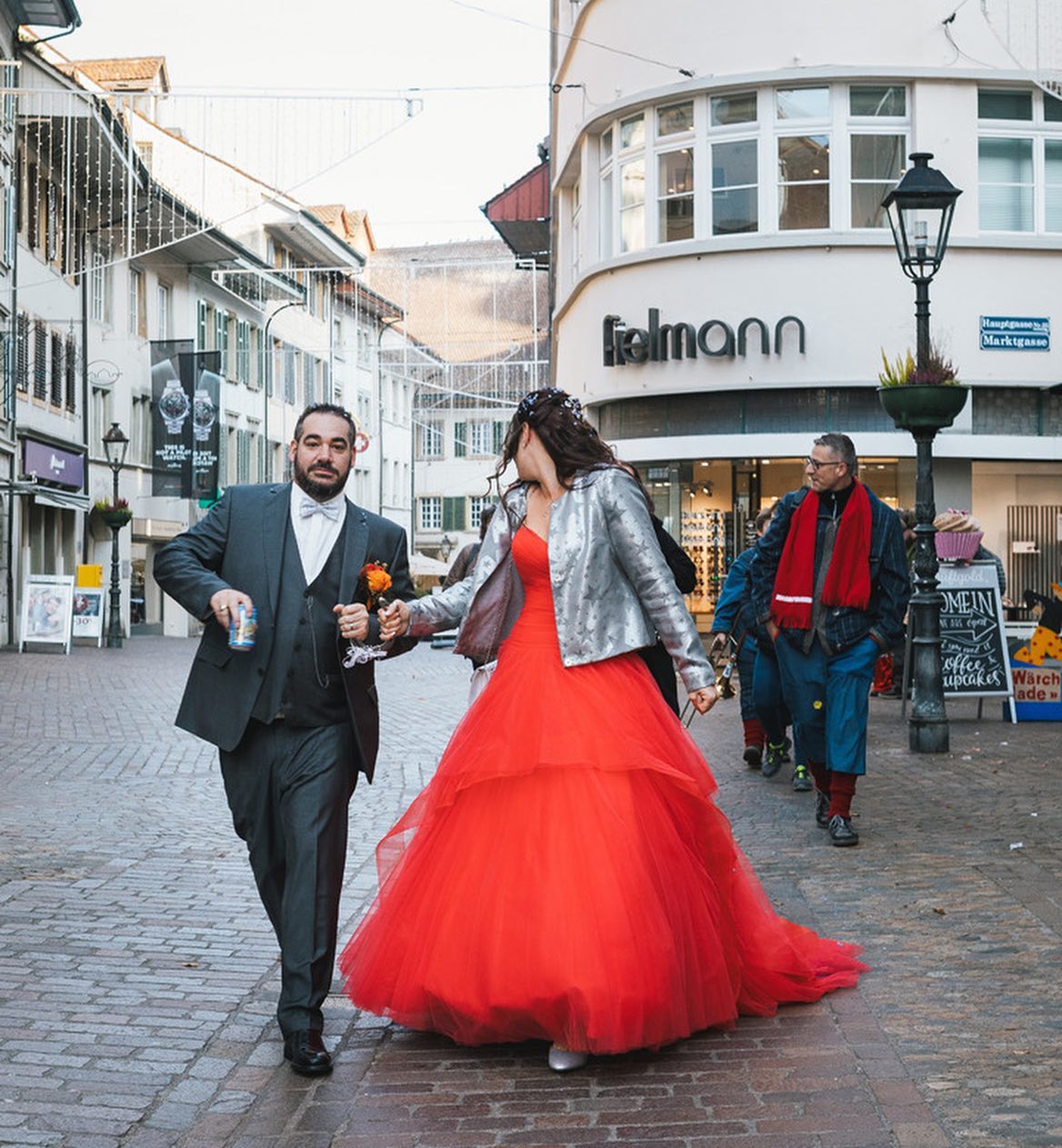 Wenn zwei wissen wie man feiert, dann seid ihr das 🥳 was für ein schöner Start in die Ehe. Schön dass wir euch begleiten durften.
#ihrschönstertaginihremleben #verliebt #verlobt #verheiratet #helikopterflug #fasnachtsbeginn #olten #hochzeitsfotograf
