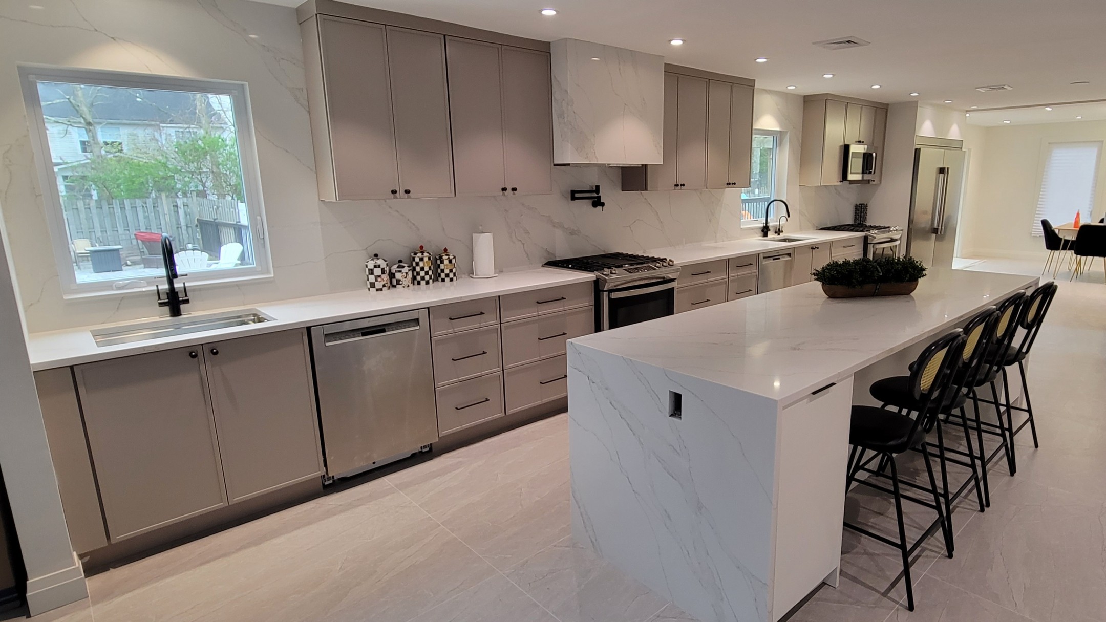 Another happy customer! Check out the cool toekick lighting, and fully open garbage-can space
#kitchen #kitchendesign #cabinets #kitchencabinets #contemporarykitchen #thinshaker