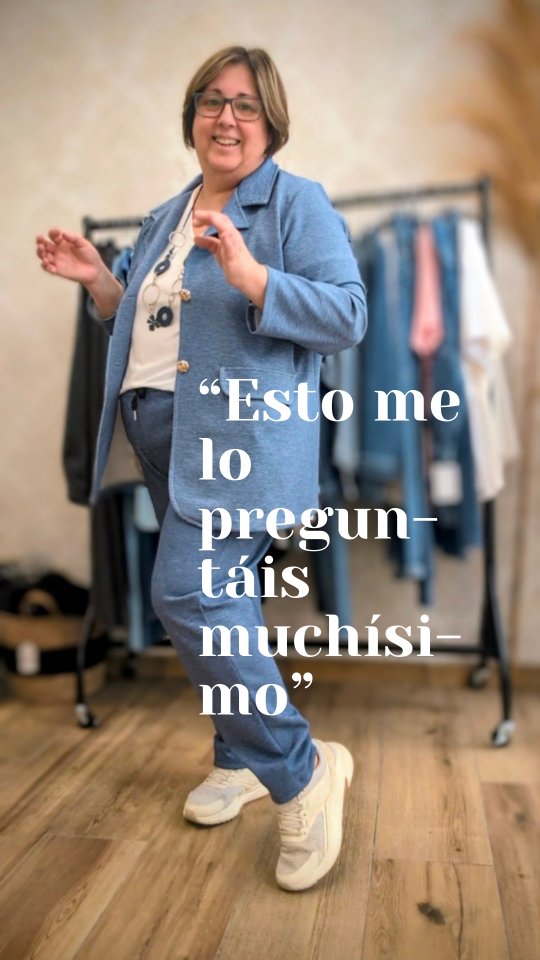 Esto me lo preguntáis muchísimo 🤍
Cómo queda la chaqueta y el pantalón Alba, son de un tejido súper suave y comodísimo, y sientan genial, cómo podéis ver.
Hoy los llevo combinados con la camiseta Victoria y el collar floral.
Un look fácil, cómodo y perfecto para el día a día ✨
¿Os gusta cómo queda el conjunto?
#outfitmujer #modamujer #outfitideas #estilodiario #auracoleccioncurvy