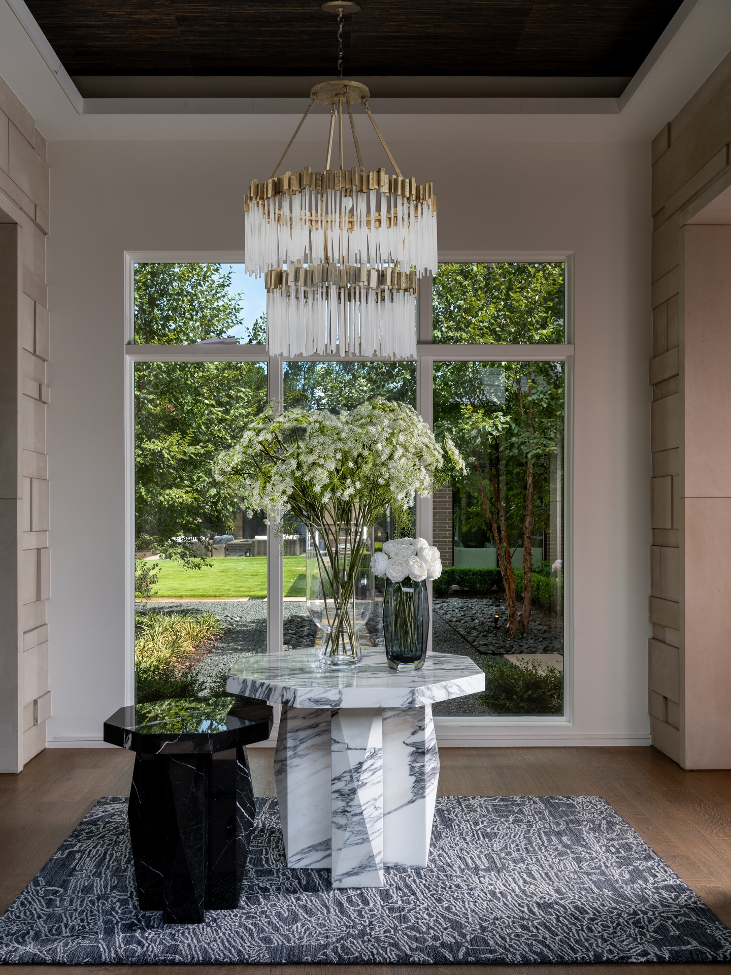 A moment of sculptural marble under a constellation of glass.
#studiowhiteinteriors #entrydesign #customfocaltables #interiordesigners #dallasdesigners