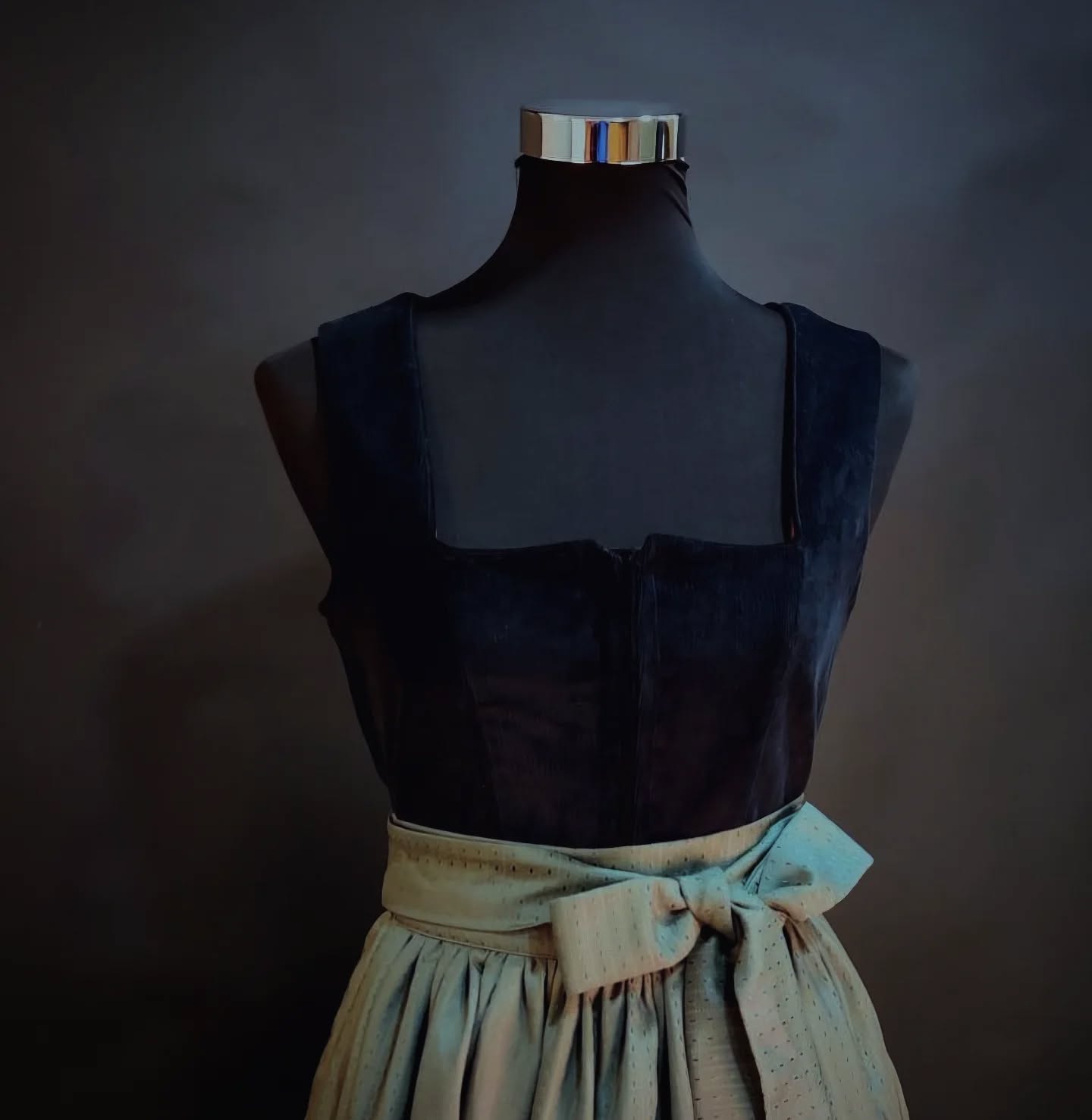 💙#throwback 💚
.
Klassisches dunkelblauen Dirndl mit Schürze in Salbei.
.
#trachten
#bonn
#Dirndl
#trachtenmode