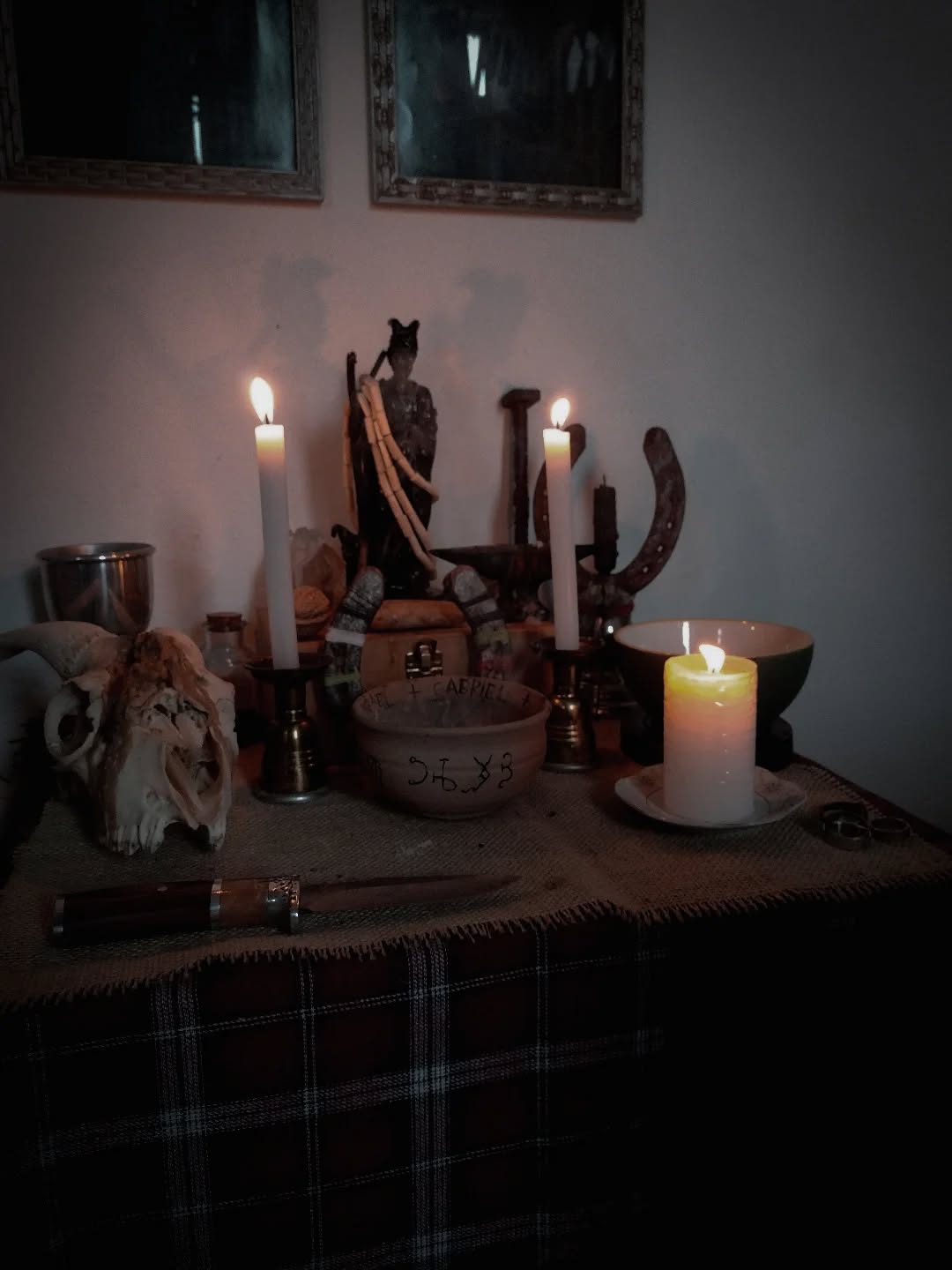 "Naturalmente, esses aspectos do artesanato tradicional não estão isolados apenas na Europa. Todas as sociedades têm suas bruxas.".
#bruxariatradicional #witchcraft #tradwitch #pellar #devil