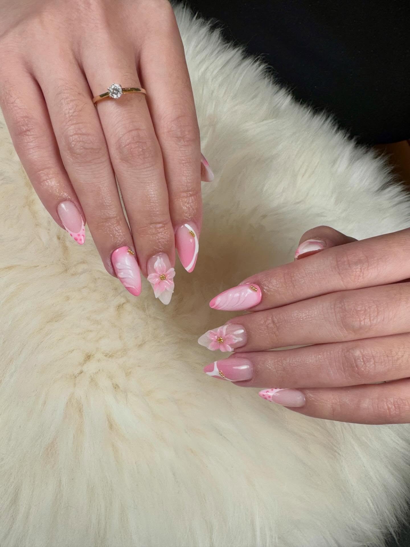 ✨ Nya naglar, ny energi ✨
Älskar den här rosa designen 💗
Boka din tid och få dina drömnaglar!
#naglar #nageldesign #sverige #nagelinspo #göteborg