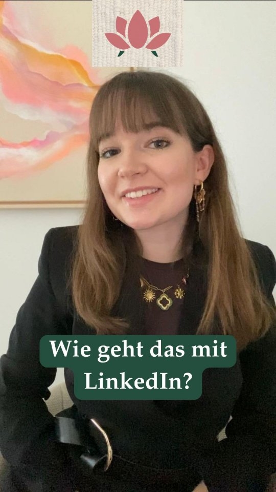 Brauche ich ein LinkedIn-Profil und wenn ja, wofür?
Bei unseren Wohnzimmerabenden hören wir immer die besten Geschichten. Viele davon starten so:
„Mir war nicht klar, wer meine Beiträge liest, bis mich eine andere Abteilung für ein neues Projekt angefragt hat, weil sie meinen letzten Beitrag auf LinkedIn gelesen hatten.“
Du hast ein super Projekt beendet – on time, mega Erfolg? Raus damit.
Du hast etwas zu erzählen & wir finden gemeinsam raus, wie du es am besten angehst.
Freund*innen einladen, Snack raus & ab aufs Sofa.
Link in Bio.