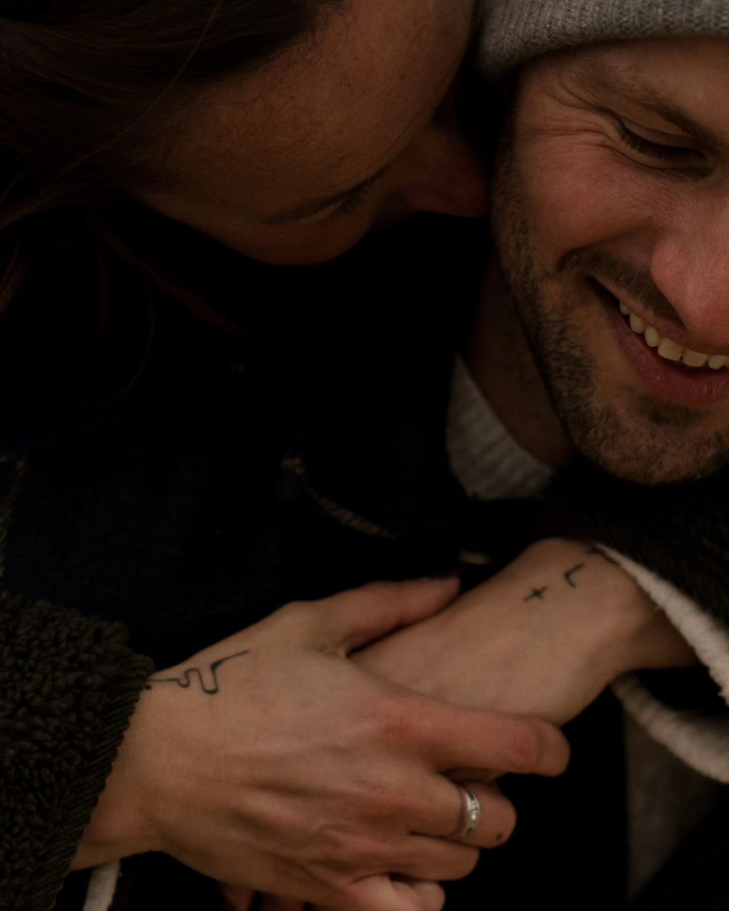 Une véritable expérience à partager,
Cette semaine, j’ai eu la chance de me former avec le @glaz_workshop , une expérience enrichissante qui m’a permis d’explorer encore plus en profondeur ce que doit être une séance photo de couple : un moment à vivre.
Une séance, ce n’est pas juste "prendre la pose", c’est une connexion, des éclats de rire volés, des regards qui en disent long, des instants suspendus. C’est se recentrer sur l’essentiel, oublier l’objectif pour ne garder que l’émotion brute.
✨ Envie de vivre cette expérience ? ✨
Pour continuer à perfectionner ma formation, je recherche un couple qui aimerait une séance gratuite, en échange de l’autorisation de publication des images.
📩 Intéressé(e) ? Envoyez-moi un message et racontez-moi votre histoire ! 💛
#GlazWorkshop #PhotographeCouple #MomentsAuthentiques #PhotographieEmotion #photographeloireatlantique #photographenantes