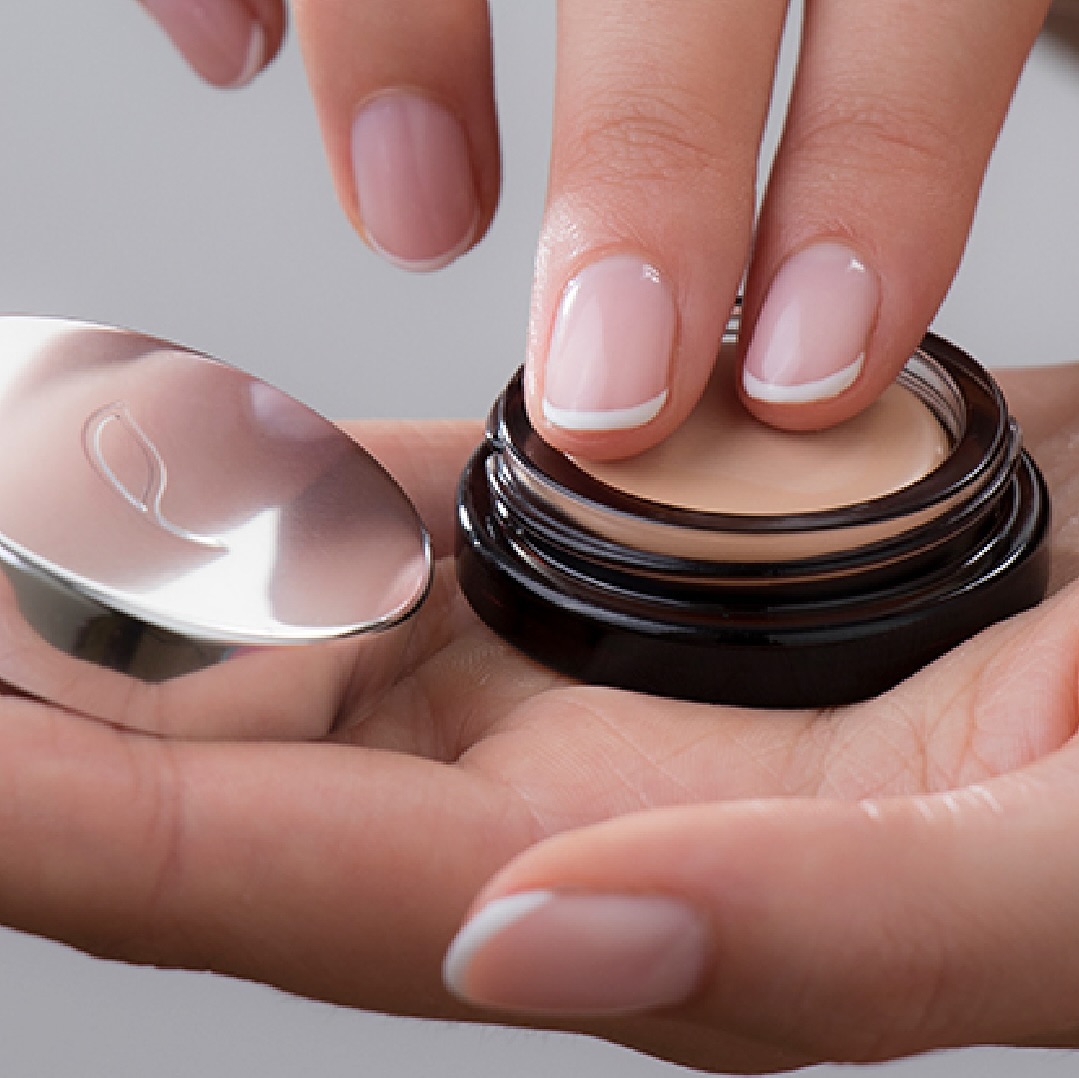 Introducing NEW ESSE Concealers! 🤎🧡💛
This lovely range of everyday skin solutions from ESSE offers a perfect blend of coverage and care for sensitive skin. Formulated with wax-coated minerals, these concealers offer flawless results while preserving your skin’s microbiome.
Available in 5 versatile shades, each 4.9-gram jar is beautifully packaged in eco-friendly glass and recyclable cartons and has an impressive 36-month shelf life.
Explore the new ESSE Concealers and discover your ideal shade at Lyftaal.
#Lyftaal #ESSE #RewildYourSkin #MicrobiomeCare #Concealers