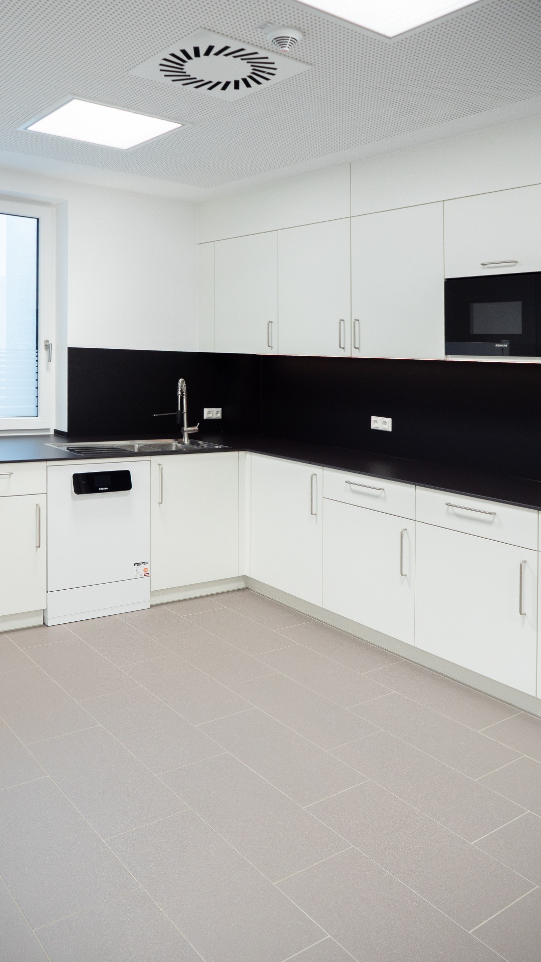 In diesem Reel zeigen wir euch weitere Einblicke in den Neubau der Medbo in Parsberg und nehmen euch mit durch die unterschiedlichen Räume 🎥
#SchreinereiWerthammer #Medbo #ProjektEinblick #Innenausbau #Maßarbeit #Objekteinrichtung #Holzliebe