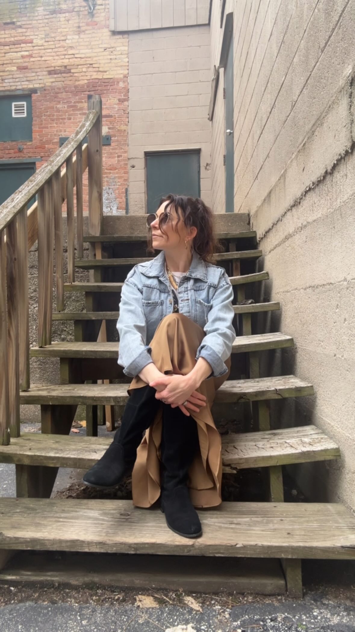This is what easy feels like.
@goodwillgreatermc jacket, skirt, suede boots. @rackcitythriftshop tee.
@clothandcanvas jewels + etsy.
Ok fine - ‘T’ store sunnies (2021 though so it’s not as painful to admit 😵💫)
601 days secondhand. Zero effort getting dressed. Zero trends chased. Zero question about who I am today.
That’s style clarity. And it’s available to every woman standing in a full closet right now feeling like she has nothing to wear.
This is Day 2 of The Takeover - we don’t shop randomly. We walk in knowing exactly what’s missing and we walk out like this.
Ready for personal style to feel this easy?
DM me TAKEOVER 👇