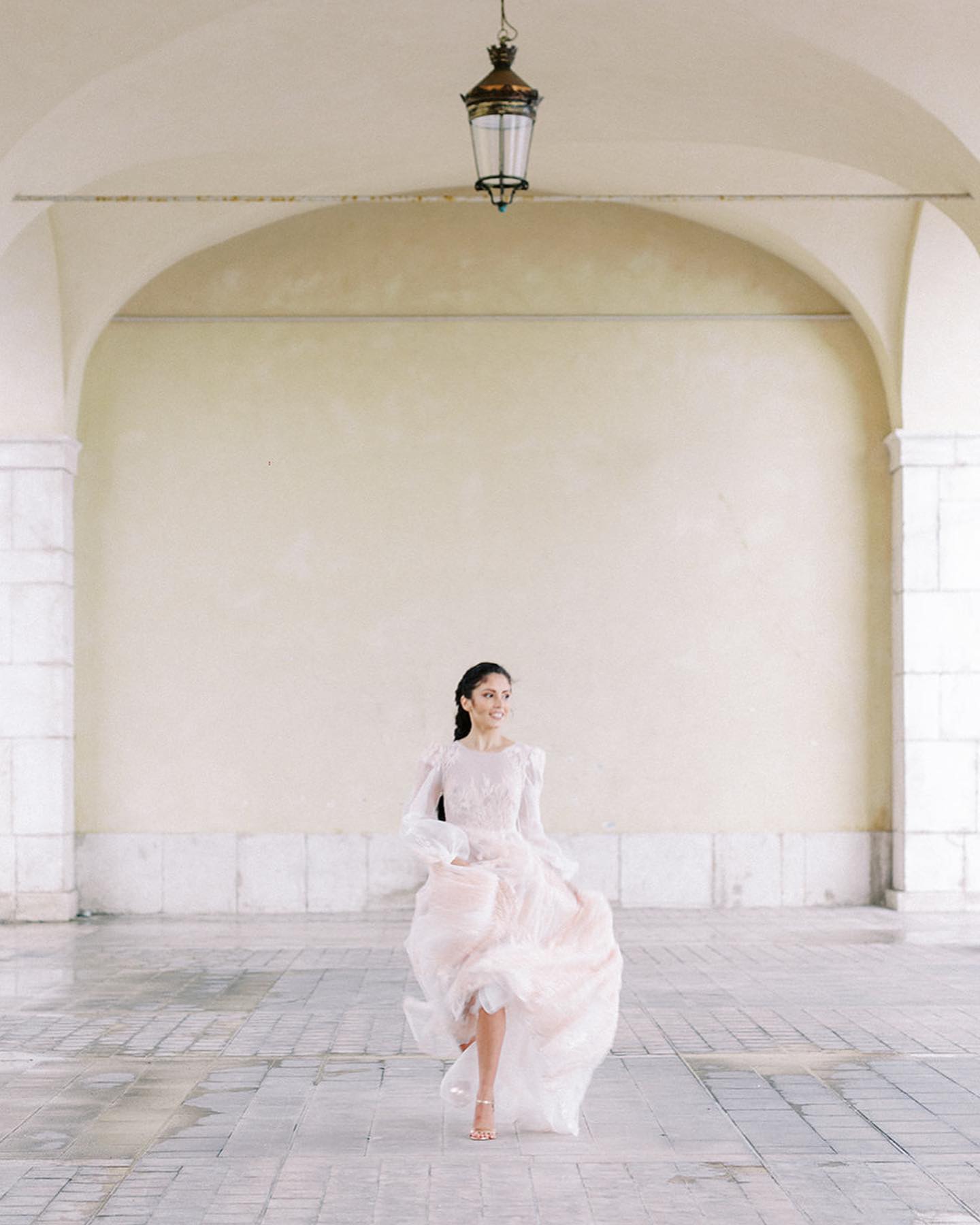 Il y avait un gros orage ce jour là mais nous avons finalement trouvé un endroit abrité pour faire quelques photos le temps que l’orage passe. Si cela vous arrive le jour de votre mariage pas d’inquiétude nous trouverons toujours des solutions pour faire de belles photos ☺️
.
@sandramalbequi.photography
@meganeschultz.photographe
@noemie__bs
@floraluxewedding
@marielle_makeupartist
@guadalpi_chantal_
.
.
#weddingphotographer #fineartweddingphotographer #wedding2023 #photographecotedazur #mariagecotedazur #frenchweddingphotographer #photographemariage #weddingprovence #shootingphoto
