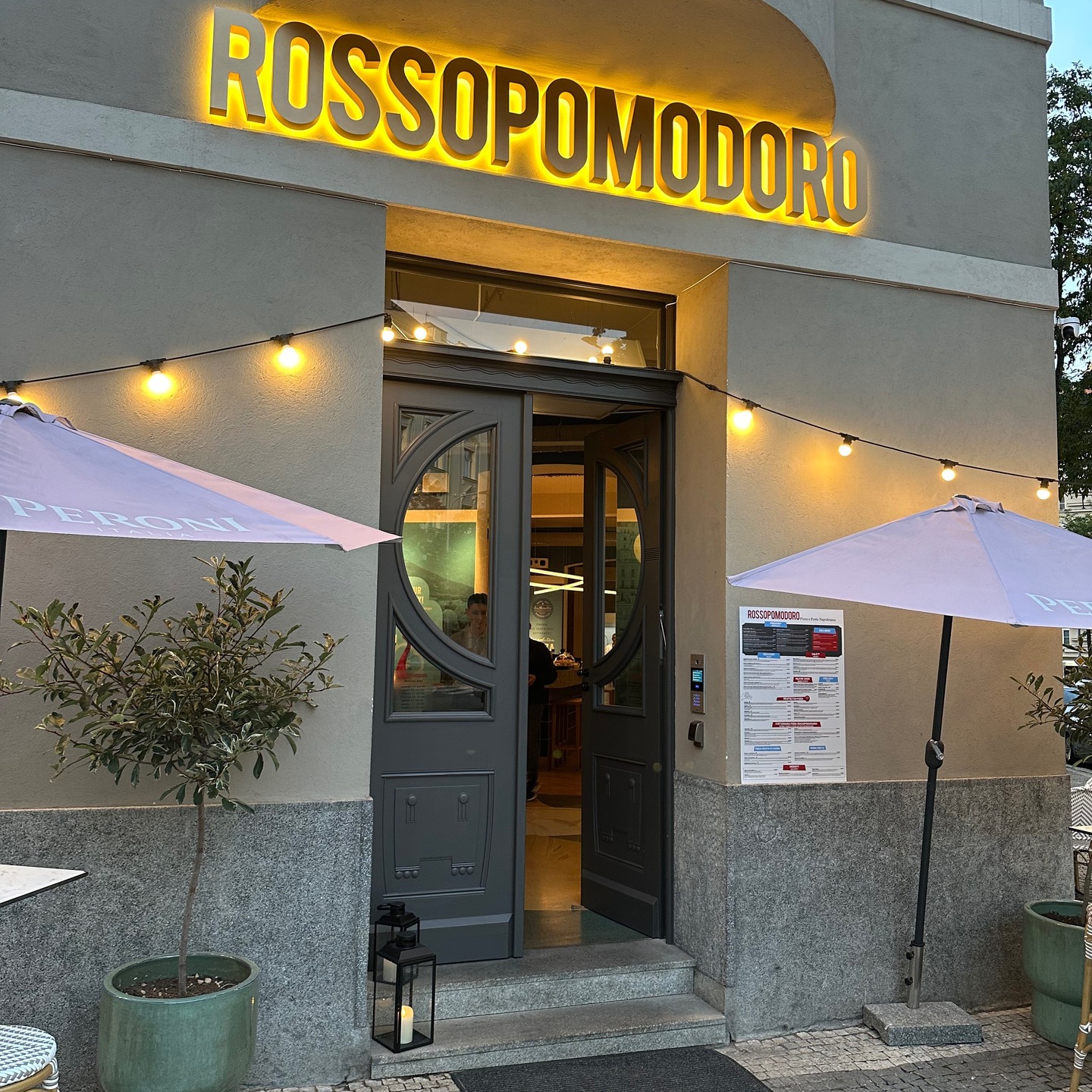Výroba venkovního loga se svícením pro Rossopomodoro #vyrobaloga #vyrobareklamy #tvorbaloga