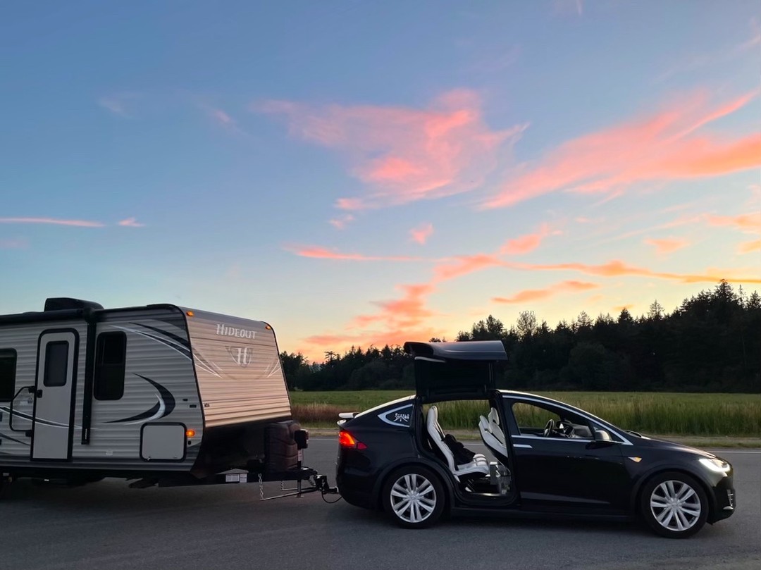 🏕 Camping Cumberland Lake
Think you need to buy an expensive teardrop trailer to tow with a Tesla? Think again! 😉
We’d love to own an Airstream or brand new Safari ultralight teardrop trailer, but our eRV budget only allowed for $15K, so we bought a 24” Hideout @ 4000 lbs dry gross weight. That’s well within the 6000 lb limit. And with a Curtis Equalizer hitch from Action Car & Truck, we could easily pull at the speed limit on most roads. 🛣
If you need a high-speed rig, this isn’t it tho’: @ 90 km/hr, wind resistance doubled our energy use from 300 Wh/km to 600 Wh/km and more uphill ↗️
•
•
•
#ecotourism #alsettours #electrictourism #explorebc #bcwinetour #bcwine #canadianfoodie #explorepnw #pnwonderland #ethicaltourism #vancouverisland #explorevancouverisland #teslamodelx #solarpower #solar #victoriabc #yyj #eatlocal #smallbusinessyyj #supportlocalyyj