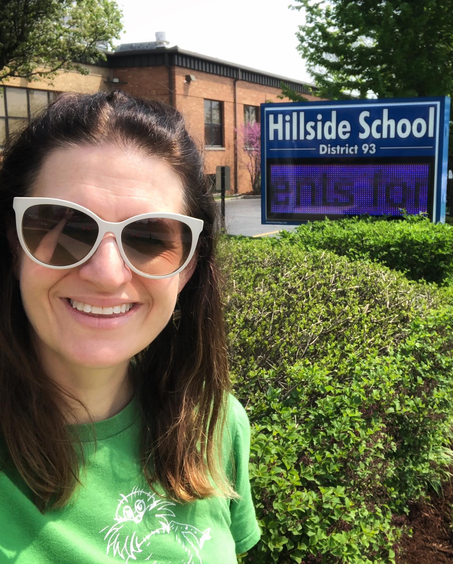 So happy to have shared our @deeprootsprogram with Hillside School this week! I used to teach music there and it was so good to be back- what a warm welcome 🙏🏽 and delightful audience of singing children!!
📸 @hannahcohen
@scarceecoed
#deeprootsprogram #deeproots #illinoisartscouncilagency #owl #eagle #scarceinspires #environmentaleducation #environment #environmentallyfriendly #ecofriendly #climatechange #illinois #prairie #bellbowlprairie #dupagecounty