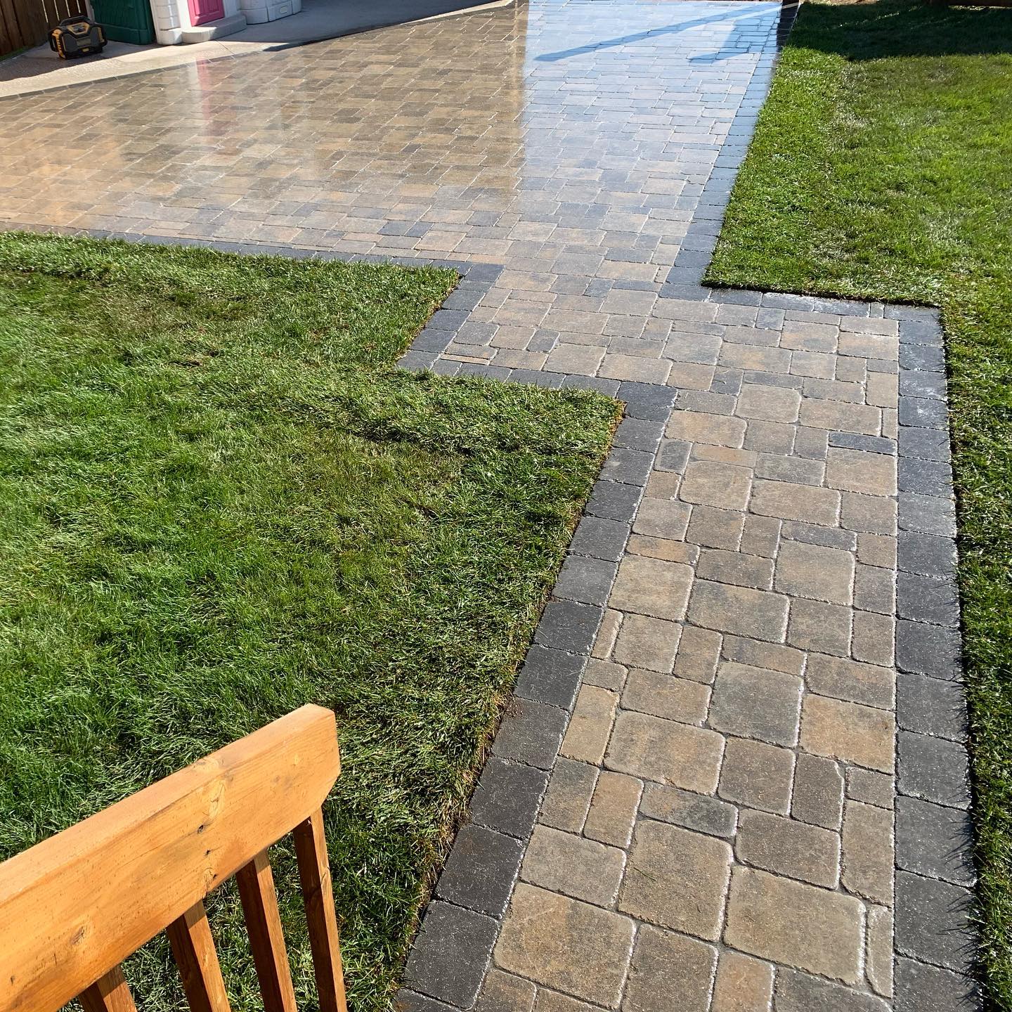 Back yard Roman paver patio all ready to enjoy the fall evenings outside @barkmanconcrete #2dayproject#backyardliving#partyready#backyardappeal