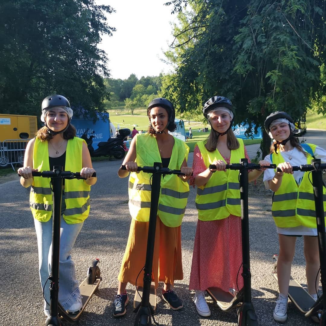 Aujourd'hui 20 juillet, nous étions présents à Sucy-en-Brie au parc des Morbras pour ballade en trottinettes électriques.
Merci à tous les participants pour leur sympathie et leur joie de vivre...
"La prévention par l'animation"
#securiteroutiere #ecole #college #kids #securaction #trottinetteélectrique #permisdeconduire #safety #association #signalisation #codedelaroute #animation #prevention #sensibilisation #jeunesse #projet #vigilance #citoyen #conduite #theorie #apprendre #pratique #test #idf #sucyenbrie #94 #paris #iledefrance #mobilité #trottinette