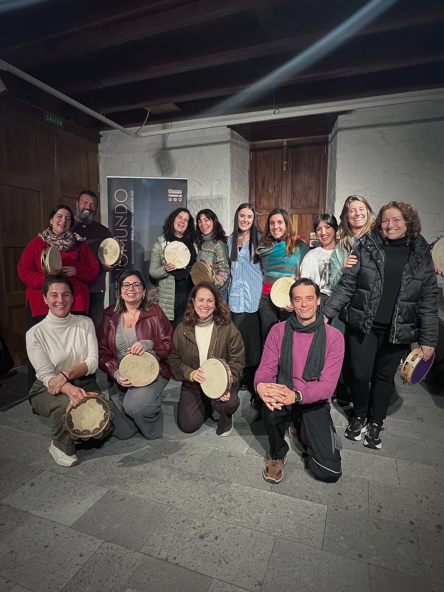 «CANTO Y PANDERETA GALLEGA II»
La segunda sesión del taller de “Canto y Pandereta Gallega” volvió a reunirnos en una tarde llena de música y muy buen ambiente 😃
Los asistentes han disfrutado cantando y acercándose un poco más a la tradición gallega.
Nuestro agradecimiento a Andrea Montero por su cercanía, su bonita energía y su profesionalidad. Gracias, por acompañarnos en este recorrido por el canto y la pandereta gallega ♥️
¡Qué gran embajadora! ✨
Y , a todas las personas inscritas en esta actividad de la VI edición de Etnomundo, gracias por traer tanta alegría y por formar parte de este espacio de encuentro🫂
Colaboran:
@lalagunacultura
@adriandelcastillo
@lalagunaayto
@cabildotenerife
@icdcultural
@gobcanarias
@laboratorio_escenico
@companiapieles
@percusioncanaria
@bagauda
@laartilleriacerveceria
