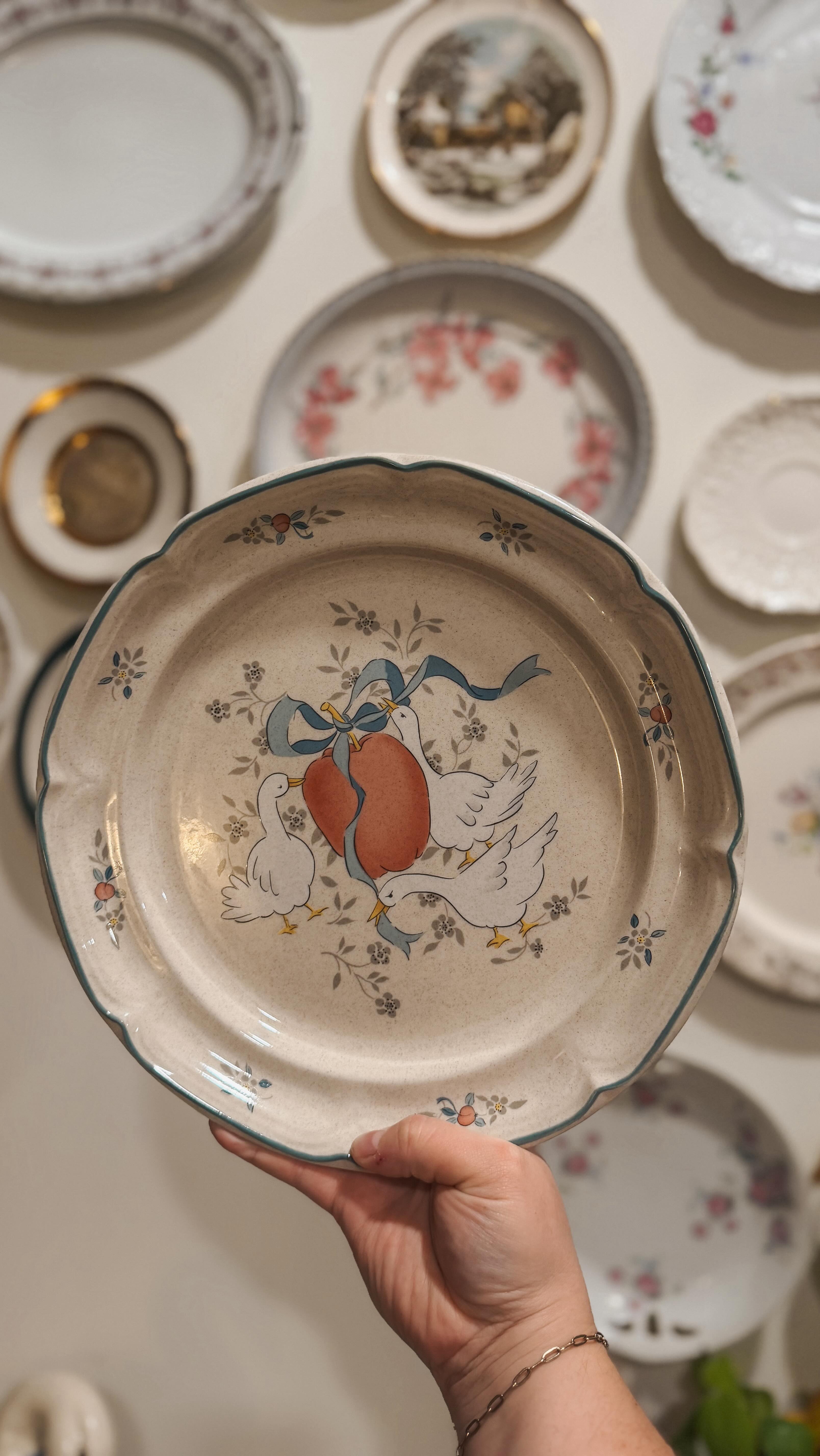 Finally started my marmalade goose collection. No regrets! 😂
#farm #thrift #vintage #thrifting