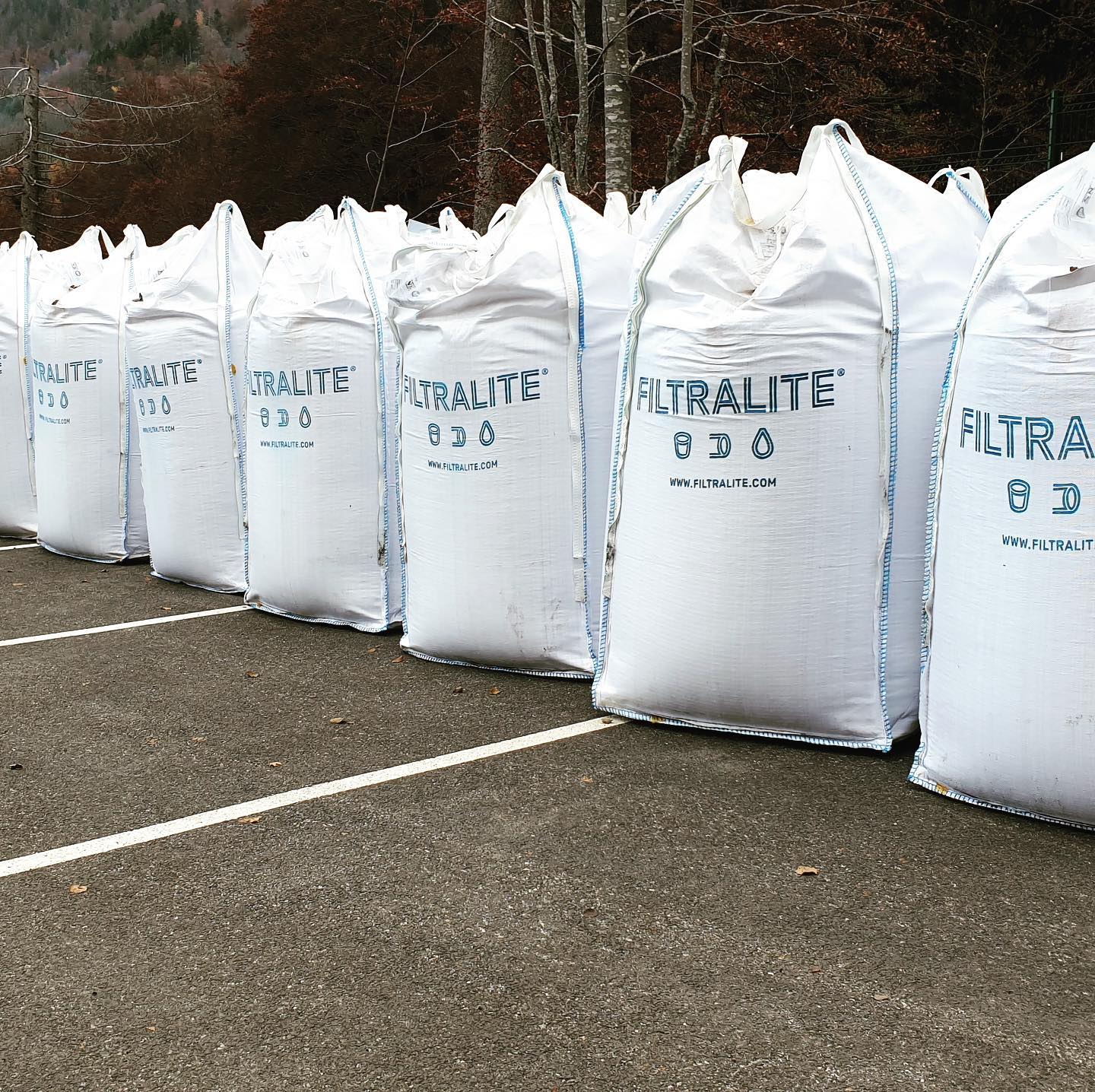 Remplissage de 216 m3 de média filtrant dans 3 biofiltres par convoyage hydraulique. Sans bruit et sans poussière. #filtralite #convoyage #bigbag