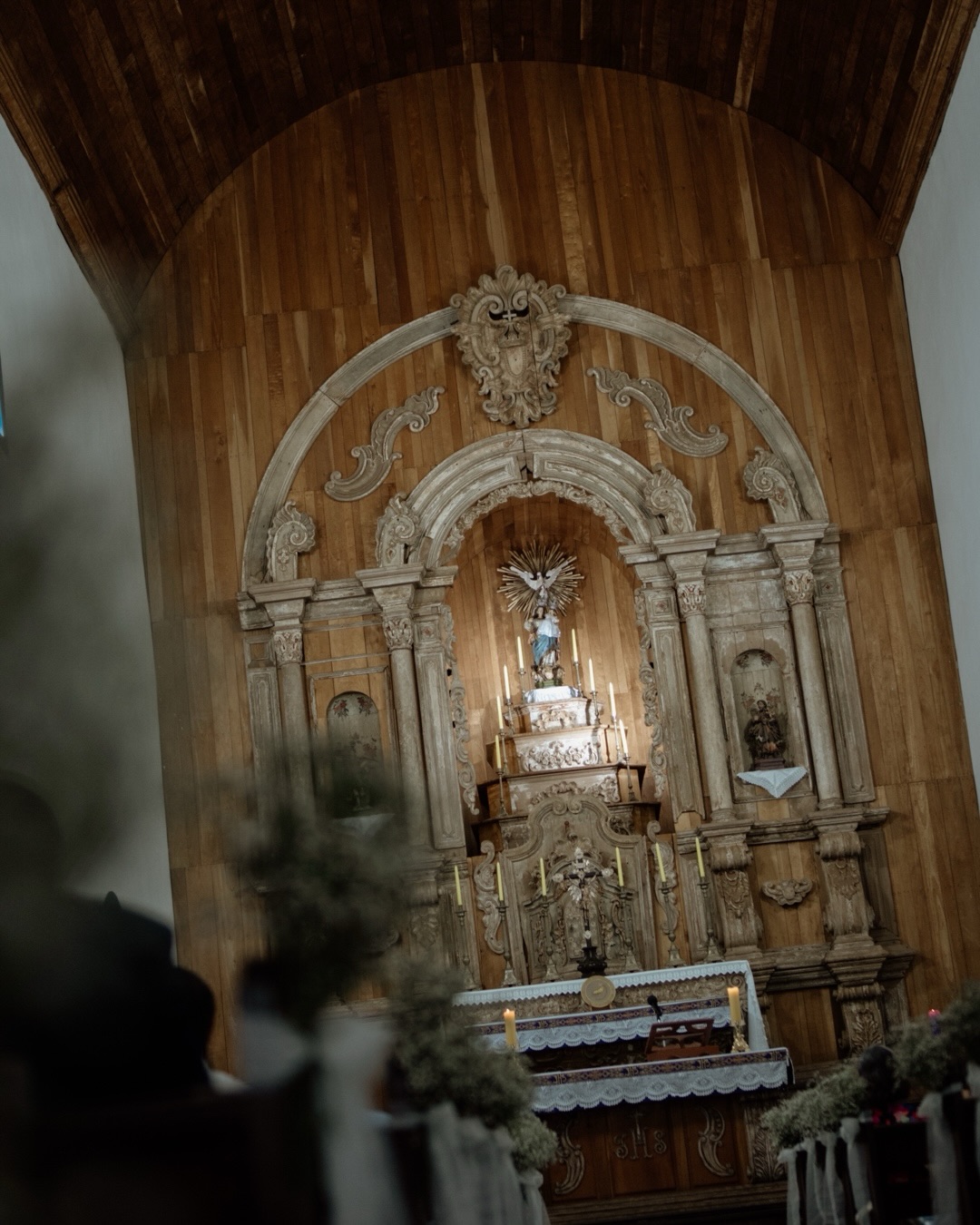 Title: Clarice + Caio
Release Date: December 6th, 2025
Genre: Romantic Comedy
Synopsis:
🇧🇷🇵🇹
Clarice e Caio provam que a química perfeita existe muito além dos laboratórios (hehe). A história deles começou de um jeito inusitado: Caio foi aplicar uma prova que a Clarice estava fazendo. O destino tratou de cruzar os caminhos deles novamente na faculdade, onde os dois se formaram em Química e não se desgrudaram mais.
Entre um pedido de casamento inesquecível no Rio de Janeiro e a rotina cheia de amor com o Rodium (o Chow Chow mais fofo da família!), esses dois apaixonados disseram um “sim” emocionante na linda Igreja Matriz Nossa Senhora do Rosário, em Pirenópolis.
🇬🇧🇺🇸🇨🇦
Clarice and Caio prove that perfect chemistry exists far beyond the labs. Their story started in an unusual way: Caio was proctoring an exam Clarice was taking. Fate brought their paths together again in college, where they both graduated in Chemistry and never left each other’s side.
Between an unforgettable proposal in Rio de Janeiro and a routine full of love with Rodium (the cutest Chow Chow in the family!), these two sweethearts said an emotional “I do” at the beautiful Igreja Matriz Nossa Senhora do Rosário in Pirenópolis.
Cast & Crew:
📷 @congiu.wedding
🎤 @winyantunes
👩💼 @historiacerimonial
⛪ @matrizdorosariopiri
🍽️ @chicodesacozinha