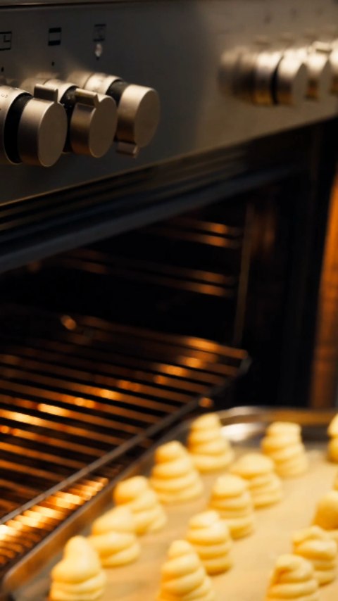 Unsere #profiteroles natürlich selbstgemacht mit ganz viel Liebe. 💚 Was für die Naschkatzen unter Euch!
Wir freuen uns auf Euren Besuch!
/Mara
#rostock #frenchrestaurant #winebar #dessertlover
Video by @ln_fotojourney