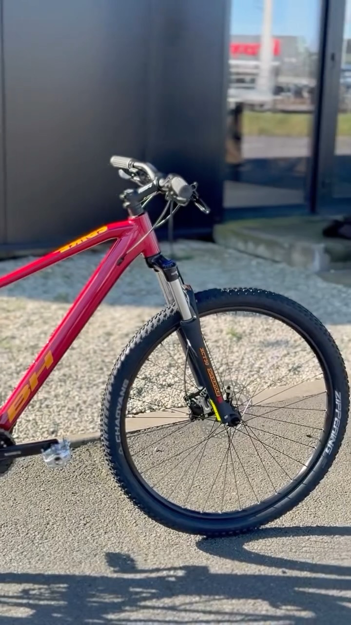 FR🇫🇷 / NL 🇳🇱
3 couleurs, 2 roues, 1 mission : rouler. 🚵♂️
Découvrez le BH Spike 2.0 2026 : un VTT fiable, solide et prêt pour toutes vos sorties.
✔ Cadre aluminium léger et robuste
✔ Suspension avant SR Suntour 100 mm pour plus de confort
✔ Transmission Shimano Altus 16 vitesses fluide et fiable
✔ Freins à disque Shimano MT200 puissants pour garder le contrôle sur tous les terrains
Maintenant au prix promo de seulement 422 € ! ⚡️
Alors… quelle couleur choisissez-vous ? 👀
Découvrez notre couleur préférée :https://www.vandammecycling.com/search?q=spike
-———————
3 kleuren, 2 wielen, 1 missie: rijden. 🚵♂️
Ontdek de BH Spike 2.0 2026 : een betrouwbare en stevige mountainbike, klaar voor al je ritten.
✔ Licht en sterk aluminium frame
✔ SR Suntour voorvork (100 mm) voor extra comfort
✔ Betrouwbare Shimano Altus 16-speed versnellingen
✔ Krachtige Shimano MT200 schijfremmen voor maximale controle op elk terrein
Nu aan promo prijs: slechts 422 €! ⚡️
Dus… welke kleur kies jij? 👀
Ontdek onze favoriete kleur hier: https://www.vandammecycling.com/search?q=spike