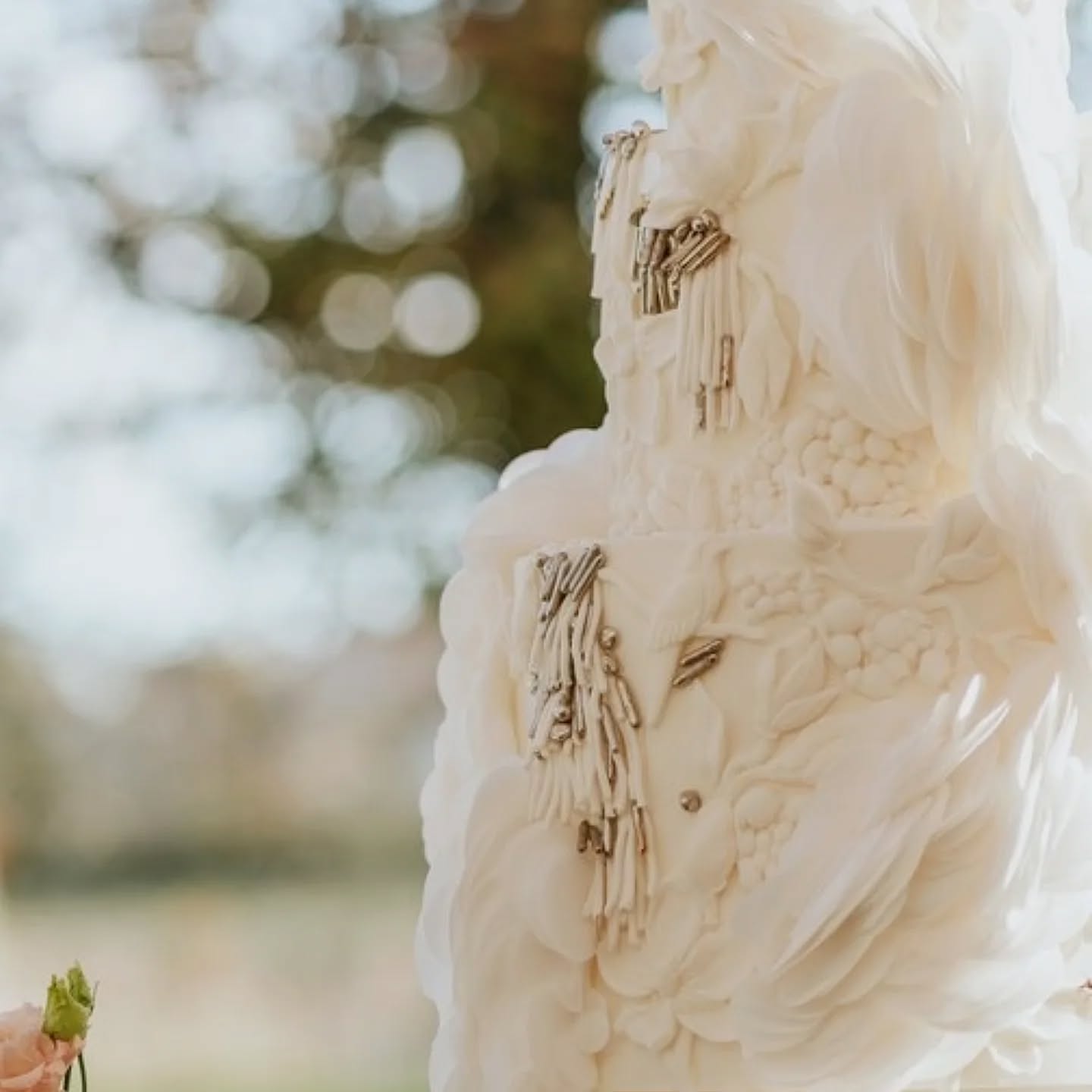 Ce gâteau est tout simplement iconique.
Il méritait clairement son propre spot sur Instagram.
Une pièce spectaculaire, délicate et audacieuse à la fois.
Bravo Violetta @violetta_cake_artist
Venue @domainelacastelette84
Wedding Planner @fatiaweddingplanner
Photographer @nencioni_nathalie_photographe
Floral Designer @maison_julieetvictor
Decoration rental @provencelocationmariage
Tableware rental @jani_solution_evenementielle
Wedding dress @margaux_selle
Wedding tailor @maelle_faubourgsaintsulpice @faubourgsaintsulpice_mariage
Make up @inesmakeupartist_
Hairdresser @amandinebhair.makeup
Wedding cake @violetta_cake_artist
Jewelry @romara.design | @romara.wedding
Stationery and wedding favors @gisele.carles
Wedding rings @maisonmiralys
Wedding shoes @rosa_clara
Wine @letempsdessages
Real couple @c_line_sz @david_040776