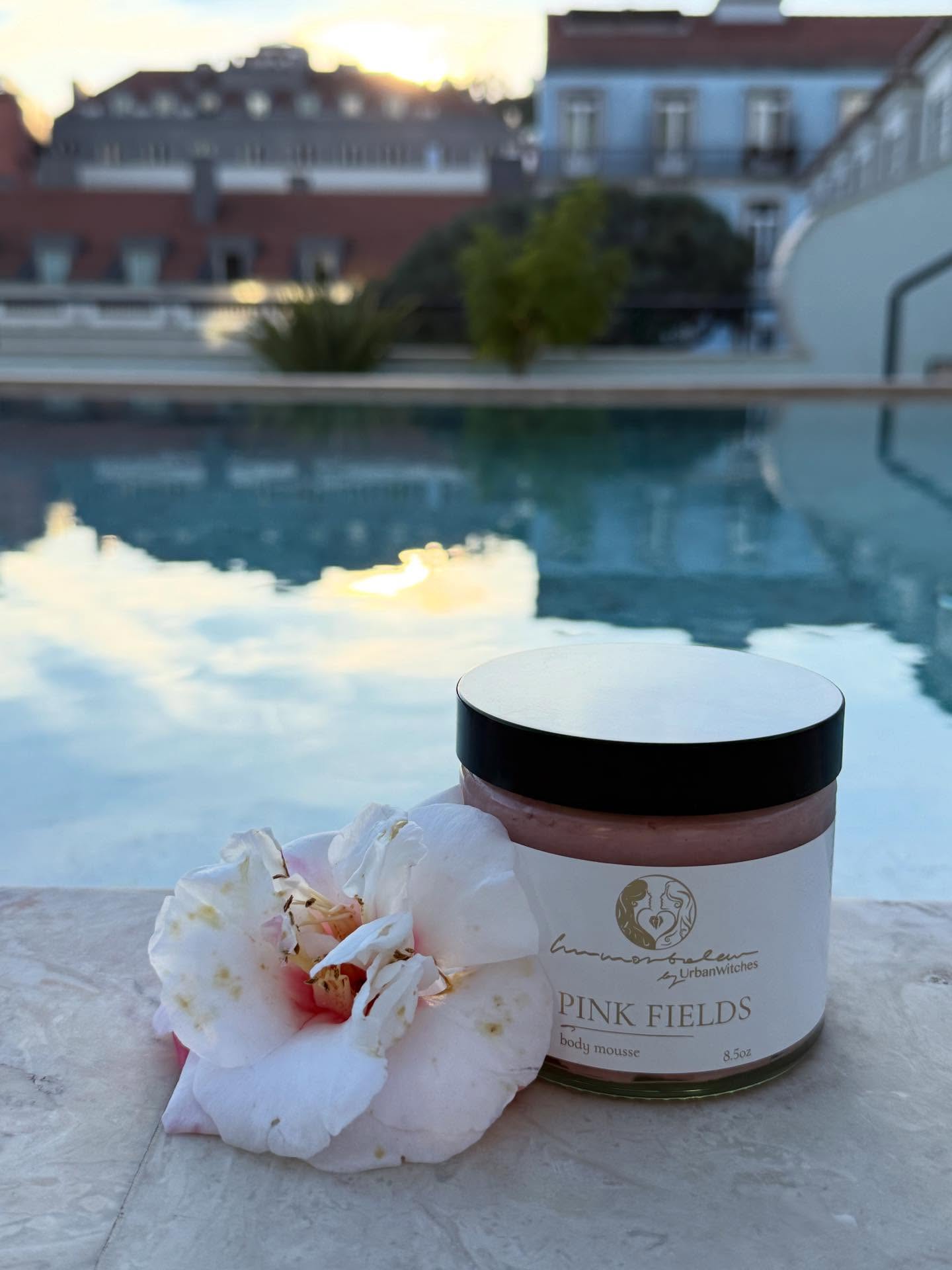 ✨ Pink Fields Body Mousse – A Luxury Ritual for Your Skin ✨
Your body deserves the same care and luxury as your face. That’s why when we created Pink Fields Body Mousse, we chose to formulate it with the same exclusive, high-end oils we use in our facial skincare. Because every inch of your skin deserves the very best.
This dreamy whipped body butter melts into your skin like silk, delivering deep nourishment, softness and a beautiful natural glow. 🌸
At the heart of this mousse are some of nature’s most luxurious ingredients:
🌵 Prickly Pear Seed Oil – one of the most precious oils in the world, incredibly rich in vitamin E and antioxidants that help support skin elasticity, protect against environmental stress, and give the skin a radiant glow.
🌰 Sweet Almond Oil – deeply nourishing and rich in essential fatty acids that help soften, smooth and soothe the skin while supporting long-lasting hydration.
✨ Marula Oil – lightweight yet intensely moisturizing, packed with antioxidants and omega fatty acids that help restore skin suppleness and improve the skin’s natural luminosity.
🍫 Cocoa Butter – a luxurious, deeply moisturizing butter that helps improve skin elasticity, protect the skin barrier and leave the skin velvety smooth.
A little Pink Fields ritual:
After your shower or bath, warm a small amount of the mousse between your hands and slowly massage it into your skin. Take a deep breath and let the moment become a small ritual of care, softness and self-love.
Because caring for your body isn’t just skincare — it’s a daily act of honoring yourself. 🌸
#UrbanWitches #PinkFields #BodyMousse #LuxurySkincare #NaturalBeauty SelfCareRitual HolisticBeauty ✨