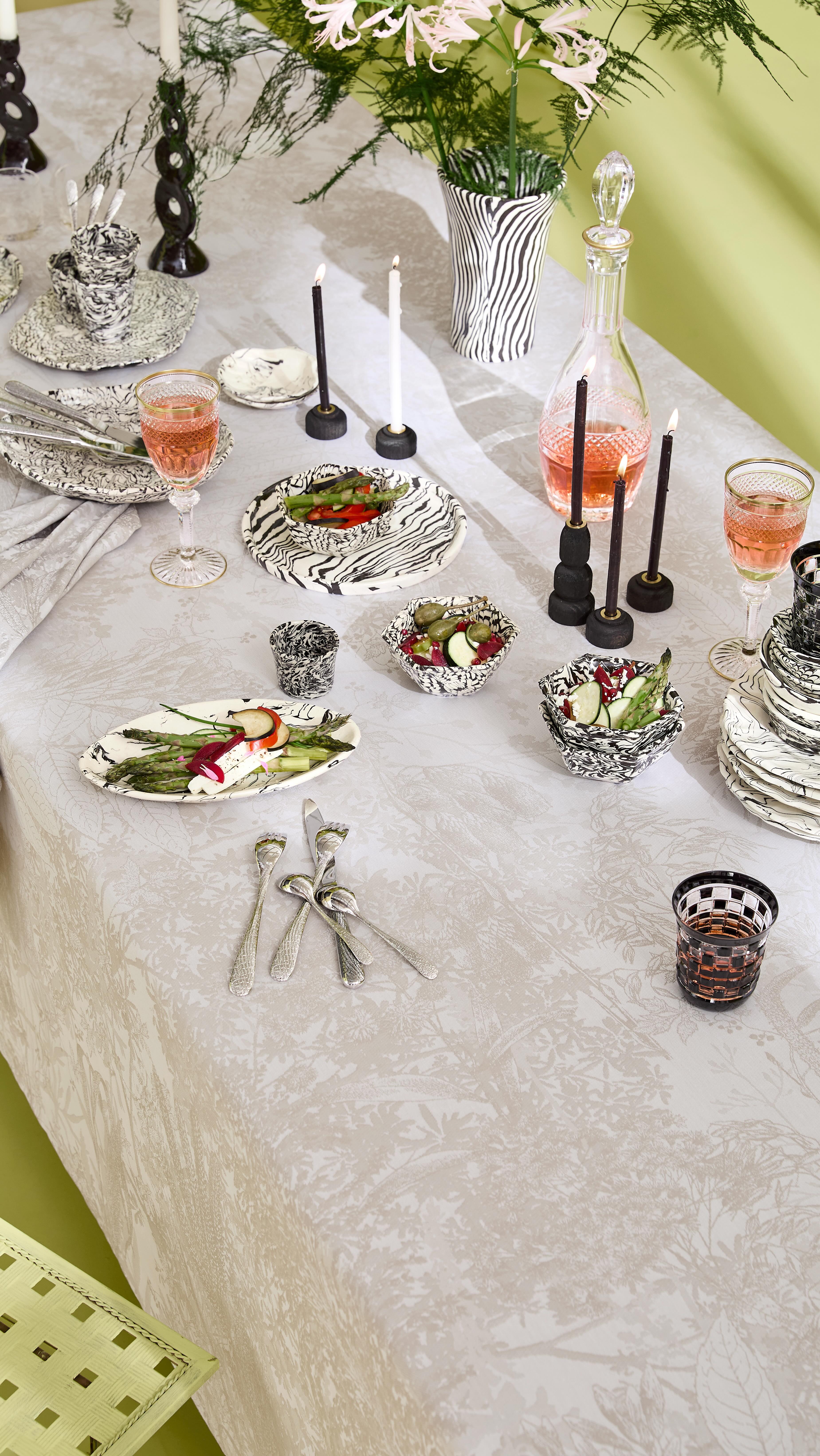 Nouvelle collection Printemps - Été 🤍
Aujourd’hui, nous vous ouvrons les portes du tissage de la nappe Mille esprit jardins chanvre.
Une nappe au charme chic et champêtre, idéale pour habiller une table de campagne, sublimer un repas en famille ou créer une ambiance inspirée de la nature.
#GarnierThiebaut #savoirfaire #nappe #lingedetable #tissage 