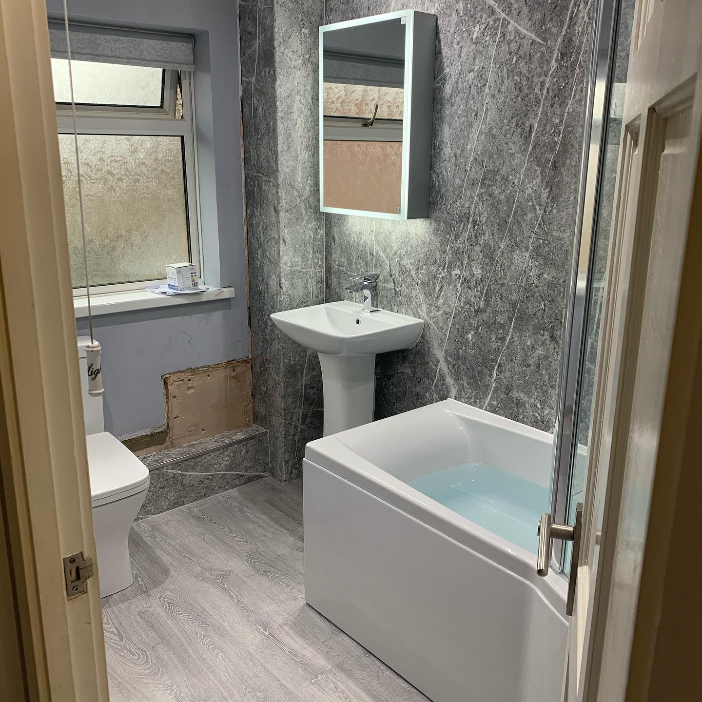 Another bathroom completed last week 🛁
.
.
.
.
#plumberife #plumbing #plumbinglifestyle #bathroomdesign #bathroom #bathroomrenovation #bathroombristol #plumbingbristol #plumbinglife👷 #plumbinglifestyle #plumbingservices #bathroomsofinstagram