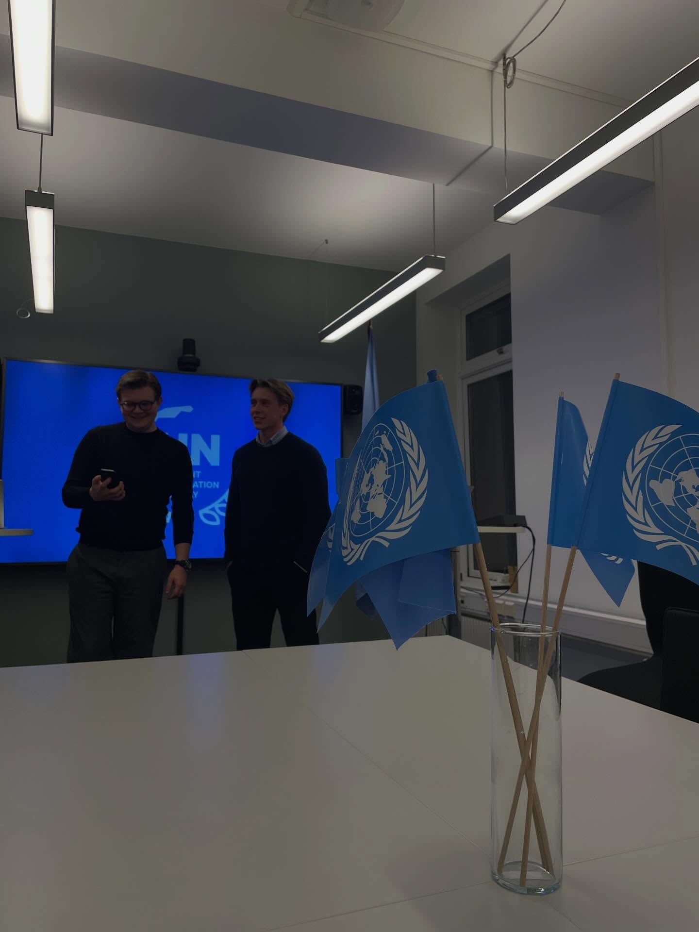 Thank you to everyone who joined our local meeting at the UN Association of Norway (FN-sambandet) yesterday 🌍
A big thank you to Vebjørn and Kristian for their presentation on the UN’s role in today’s global landscape, and to Thea and Silje for sharing more about UNSA Oslo and opportunities to join the board next semester.
We ended the evening with pizza and good conversations. We’re looking forward to wrapping up the week with a sauna tonight! Still a few spots left!