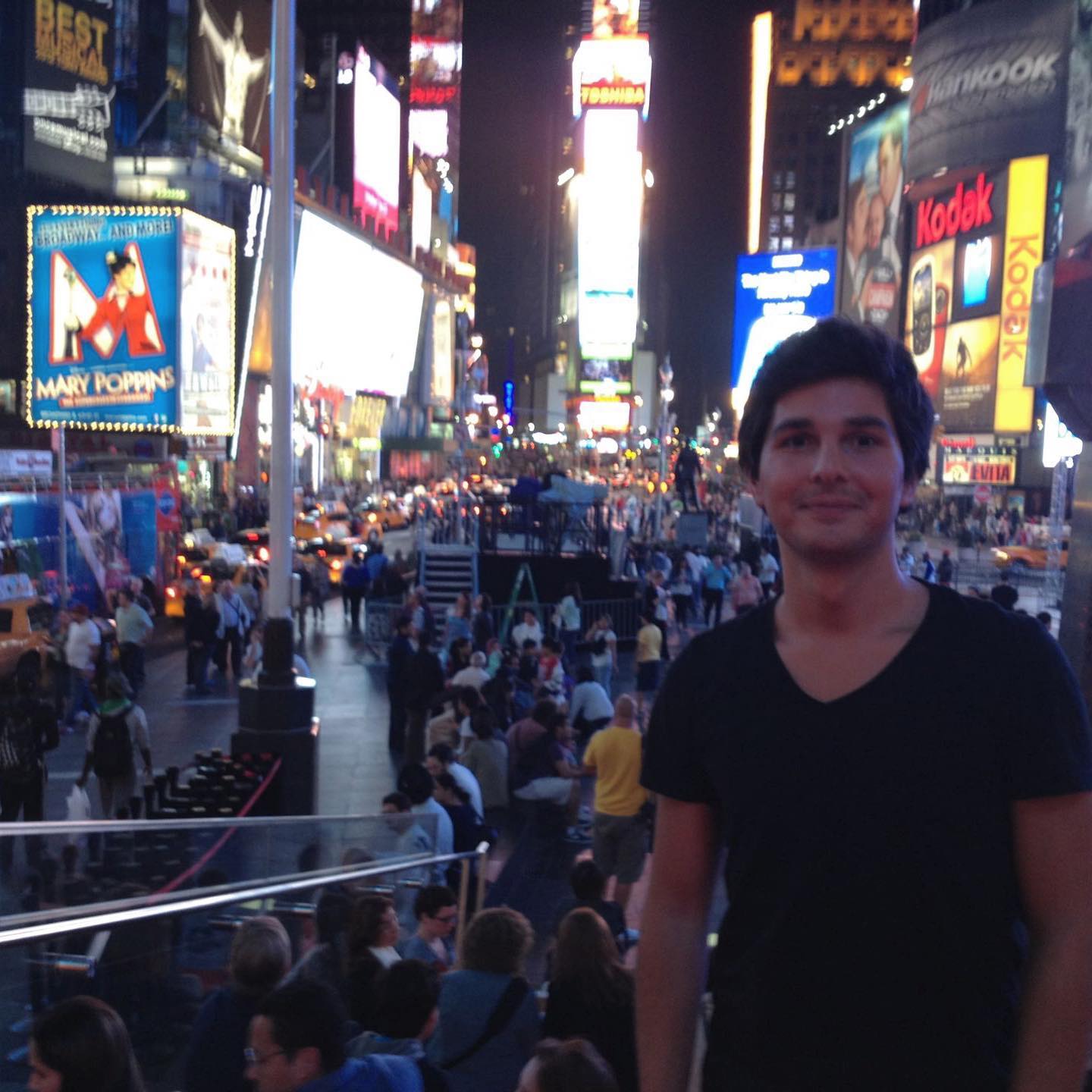 .
2012
.
USA - New York ve diğerleri
.
Bence gönlümce ve bana yakın kararlarımdan biriydi Work and Travel programına katılmak ve USA’de 4 ay geçirmek.
.
Açıkçası neyi neden yaptığımı o kadar da iyi bilmiyordum, tek bildiğim yeni insanlarla şehirlerle inanışlarla tanışmanın beni karşı konulmaz şekilde çektiğiydi.
.
Farklı mıyız? Farklıysak ne kadar? Değil miyiz? Peki, benzersek ne kadar benzeriz?
.
70 yaşında salonunda TV izleyen bir Kanadalı nine ile 7 yaşında tabletinde Minecraft oynayan bir Koreli çocuk ne kadar benzer peki?
.
Ne açıdan değil mi?
.
“İNSANİ” açıdan.
.
Ben inanılmaz farklılardır diye düşünerek çıktığım yolda neredeyse tamamen aynı olduklarını deneyimledim.
.
İstekleri, hüzünleri, sevinçleri, kalp kırıklıkları ve tatmin duyguları...
.
Derinlerde o kadar aynıyız ki.
.
Çift terapisinde ya da kendimizle olan ilişkide de çok net ve sıkça gördüğüm şekilde; sadece derine bakmaya çalışmak gerekiyor.
.
Buzdağı benzetmesi gibi, üstteki görünen kısımlardan en göze çarpanı öfkedir.
.
Scorsese kırmızısı gibi
.
Yakar yıkar kül eder
.
Azıcık eşelense hemen sevgi çıkar altından.
.
Konfüçyüs’e bağlıyor benim zihnim bunları yazarken beni:
Bildiğini bilenler
Bildiğini bilmeyenler
Bilmediğini bilenler
Bilmediğini de bilmeyenler
.
Eskiden çok beğensem de artık ayrımlara pek sıcak yaklaşamıyorum ama fikir veriyor.
.
Nesne - özne ayrımı gibi.
.
Son gruptan KAÇIN diyor konfüçyüs.
.
Ben elinden tutulursa son grubun bile kendine yaklaşıp fersah fersah geliştiğini deneyimledim.
.
Yeter ki az da olsa gelişmek istesin.
#yigitonursen #psikoterapist #psikoloji #psikolog #psikolojikdanışmanlık #varoluşsalterapi