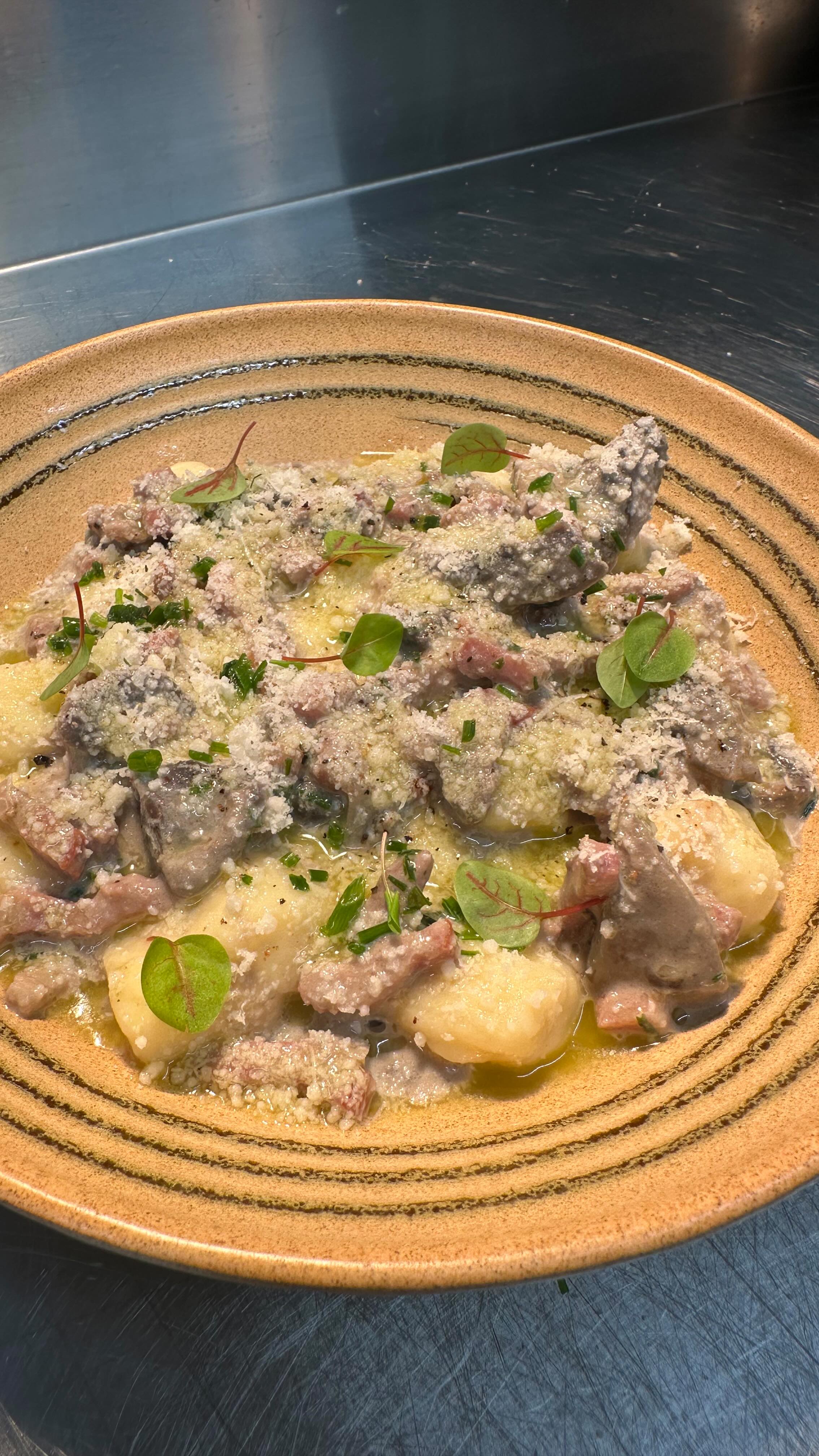 Souvenirs … 💭
La recette de gnocchis de mon premier chef @dezaphix.serge
Une des premières recettes que j’ai apprise quand j’ai commencé en cuisine… & que je réalise encore aujourd’hui, & que vous avez l’air d’aimer…
Des gnocchis maison, des champignons poêlés, des lardons croustillants et une touche de parmesan pour lier le tout. 🍝
Un plat simple mais 100% fait maison, généreux et réconfortant, que nous proposons actuellement dans nos plateaux repas du mois de mars.
👉 Entreprises ou particuliers, si vous souhaitez organiser un repas ou commander juste une entrée, un plat, un dessert, n’hésitez pas à nous contacter en message privé ou par email 📧
✍🏾 @chef_jordan_antoine
#GnocchiMaison
#FaitMaison
#PlateauRepas
#TraiteurGastronomique
#Bourges