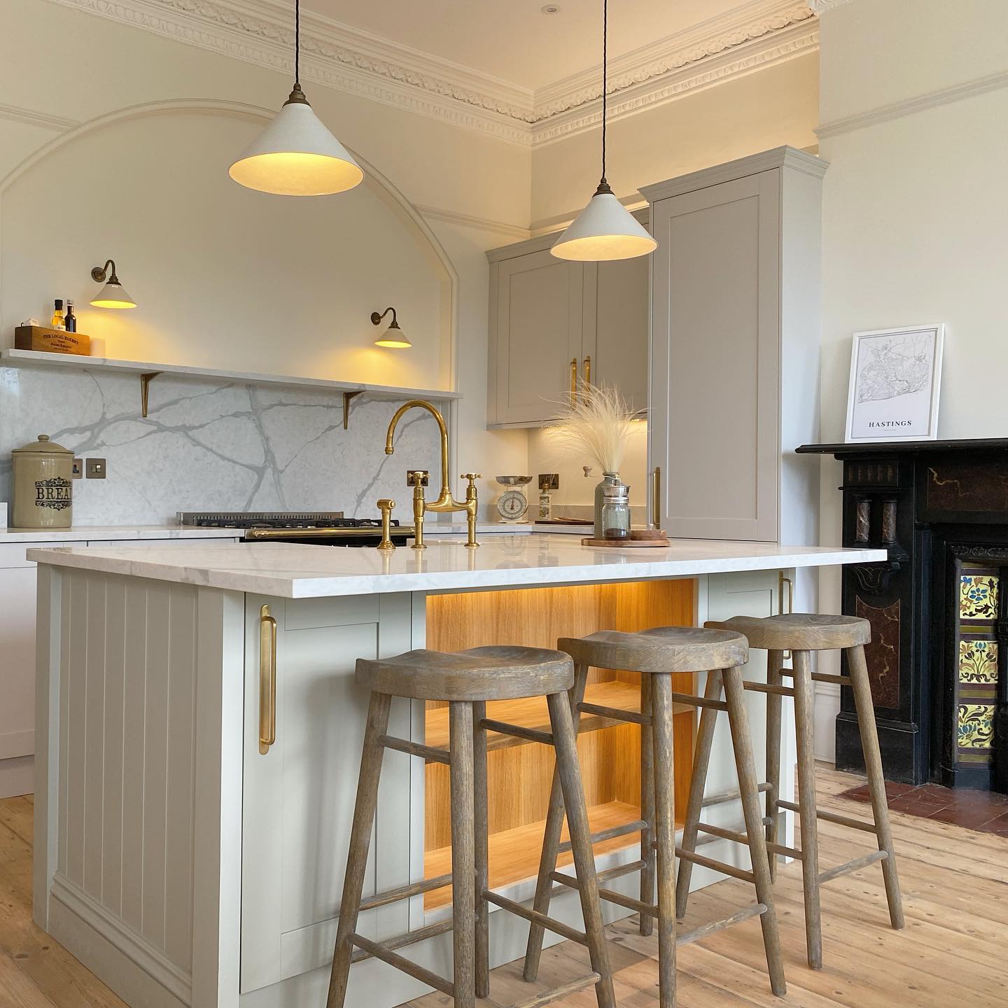 Here’s a closer look at one of our favourite kitchens this year from #ProjectGrand
Bespoke oak shelving, solid brass taps and handles, bespoke cladding and surrounds and the worktops are among some of the features that make this kitchen so special!
#kitchendesign #kitcheninspo #bespokekitchens #solidbrass #brasstaps #breakfastbar #Quartzworktop #pendantlighs